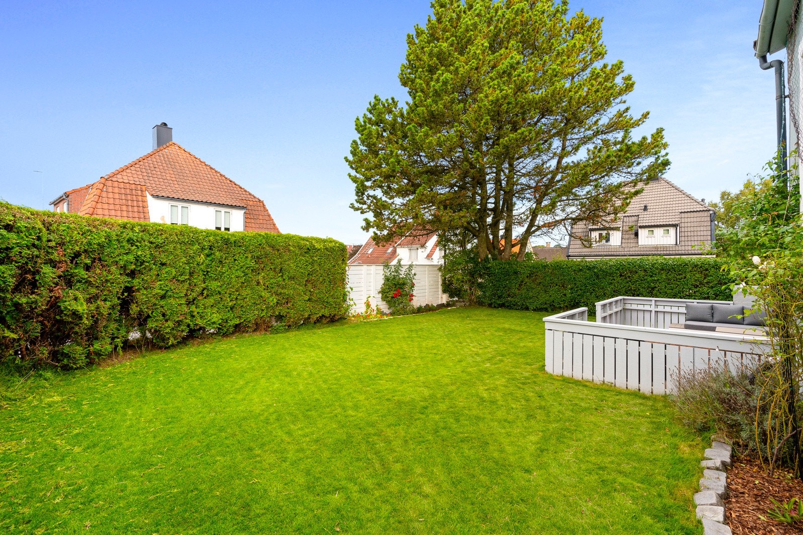 Uteplassen innredes enkelt i ulike soner, og innbyr til både stille stunder og lange, sosiale grillkvelder. Eiendommen kan skilte med morgensol på forsiden året rundt, og om sommeren går solen ned på terrassen i 20/21-tiden på kvelden. Galleribilde