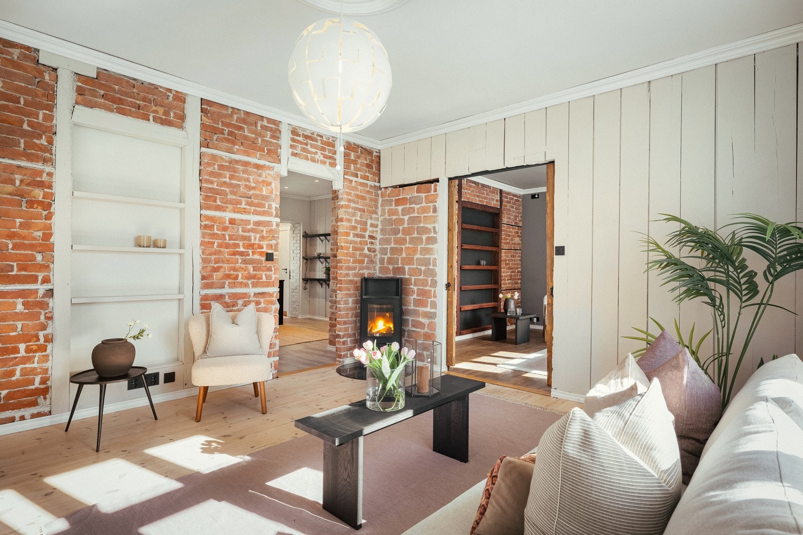 To store, klassiske vinduer slipper inn rikelig med dagslys, og en imponerende takhøyde bidrar til den herlige og luftige atmosfæren i rommet. Galleribilde