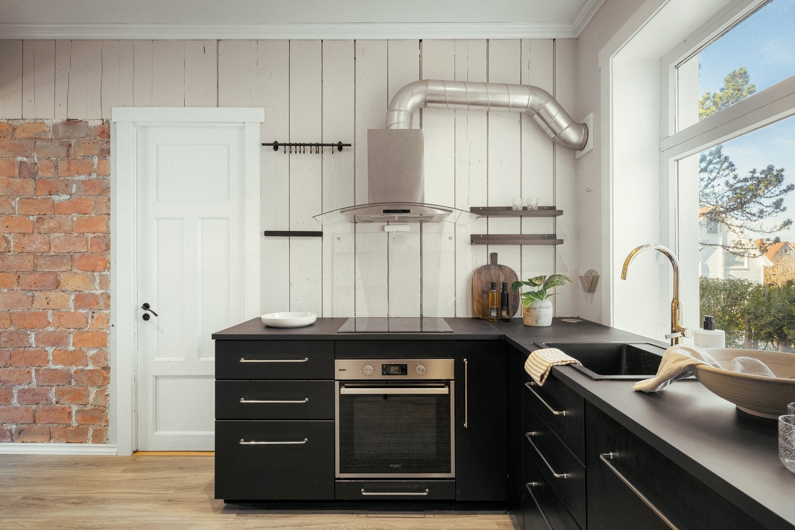 Her er originale elementer som teglstein og tømmervegger kombinert med 1-stavs laminatgulv, god takhøyde og stilig innredning fra 2019. Galleribilde