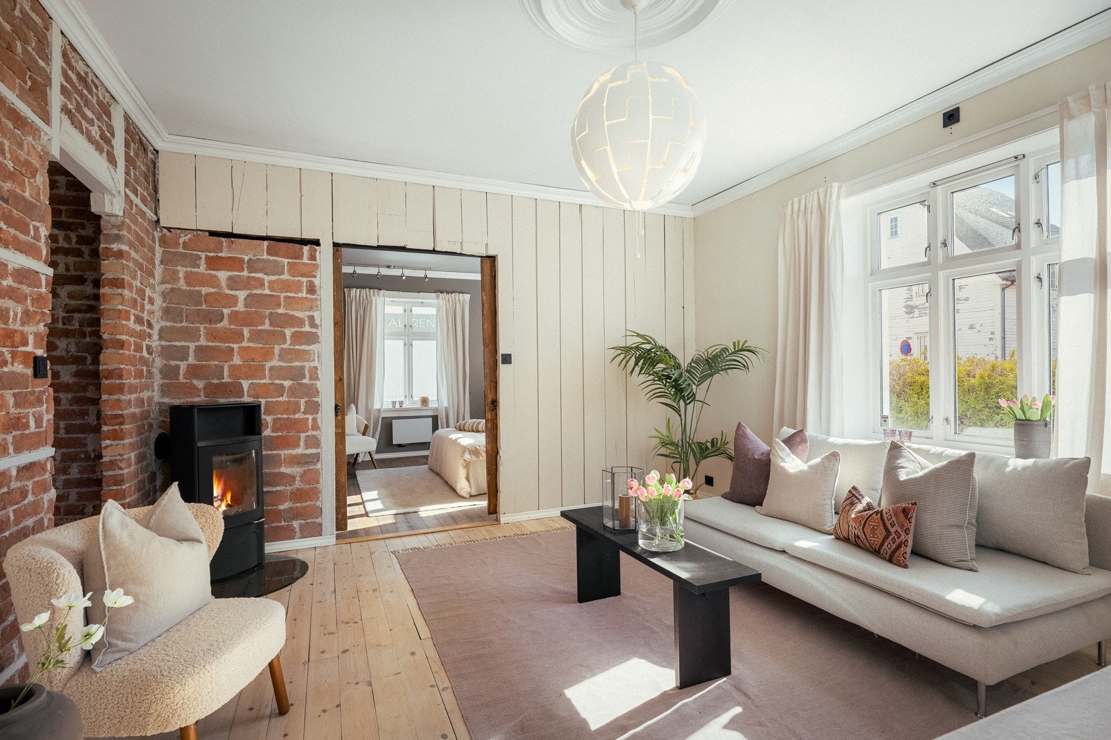 Også veggene fra 1912 er beholdt, med teglstein og malte trevegger. Galleribilde