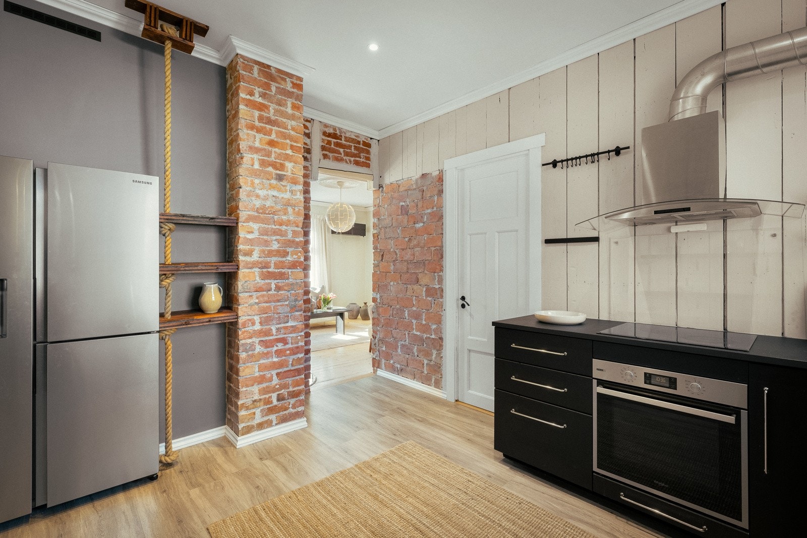 Kjøkkenet ligger mellom de to inngangene, med en delikat miks av klassisk og moderne. Galleribilde