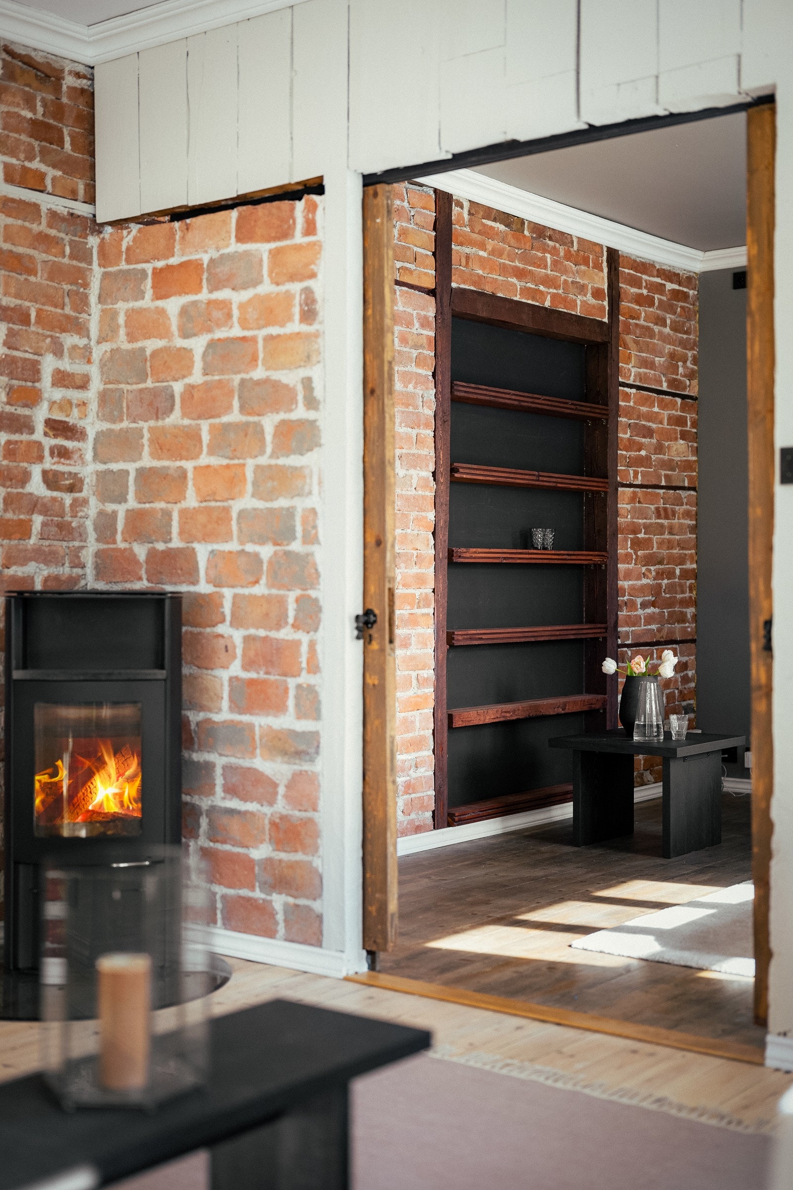 Stuen oppleves som et lunt oppholdsrom med både peisovn og varmepumpe. Galleribilde