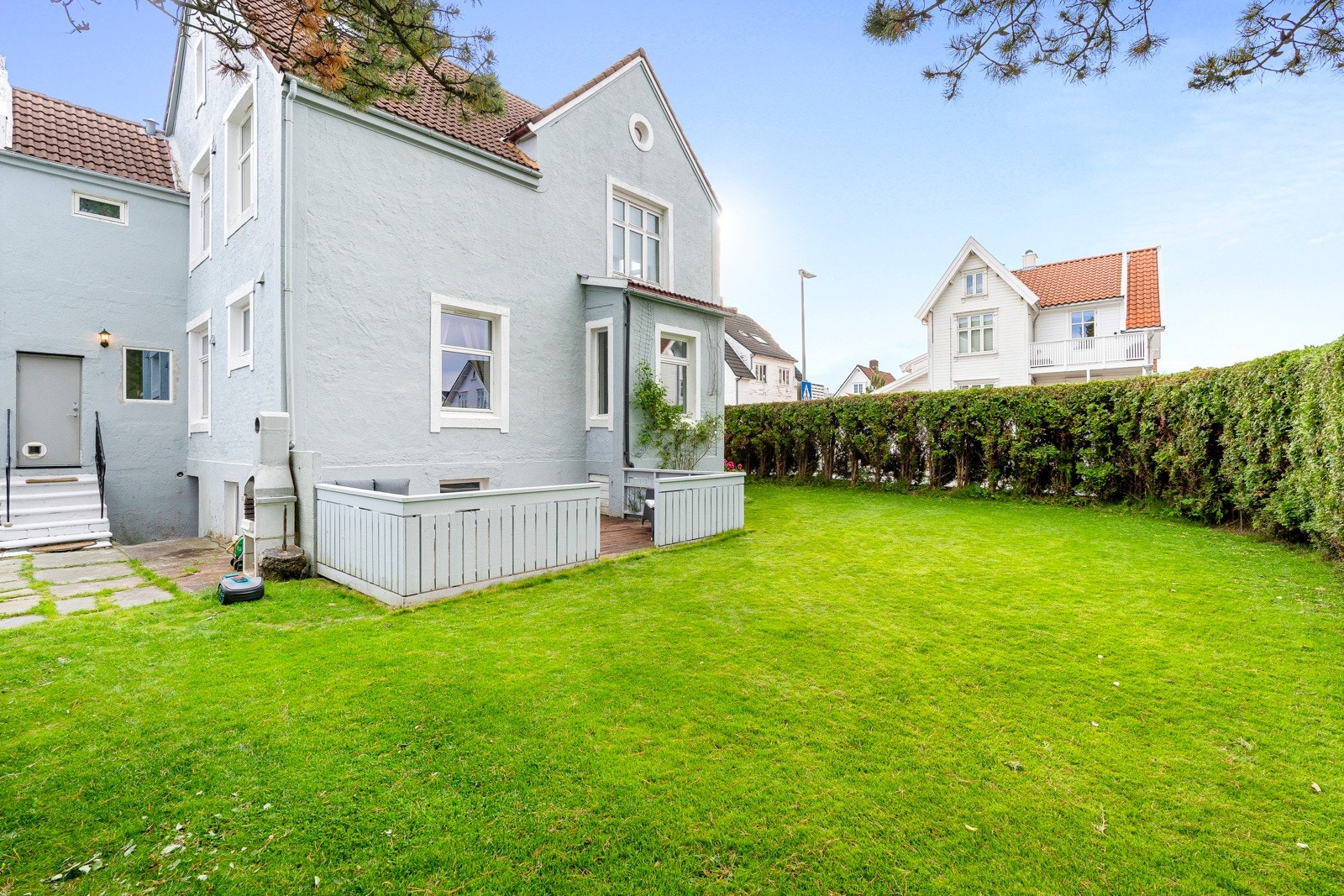 Livet utendørs nytes til fulle i en pen hage med tujahekk, lun terrasse og gode solforhold. Boligen ligger i 1. etasje og kjelleren, med to romslige soverom og mye lagringsplass. Galleribilde