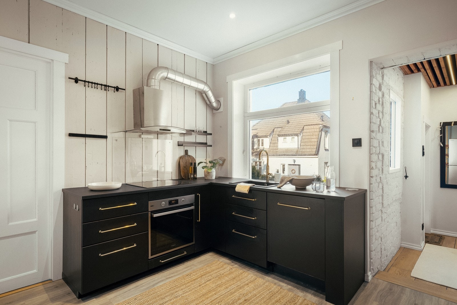 Et stort vindu bidrar med mye naturlig lys til matlagingen. Galleribilde