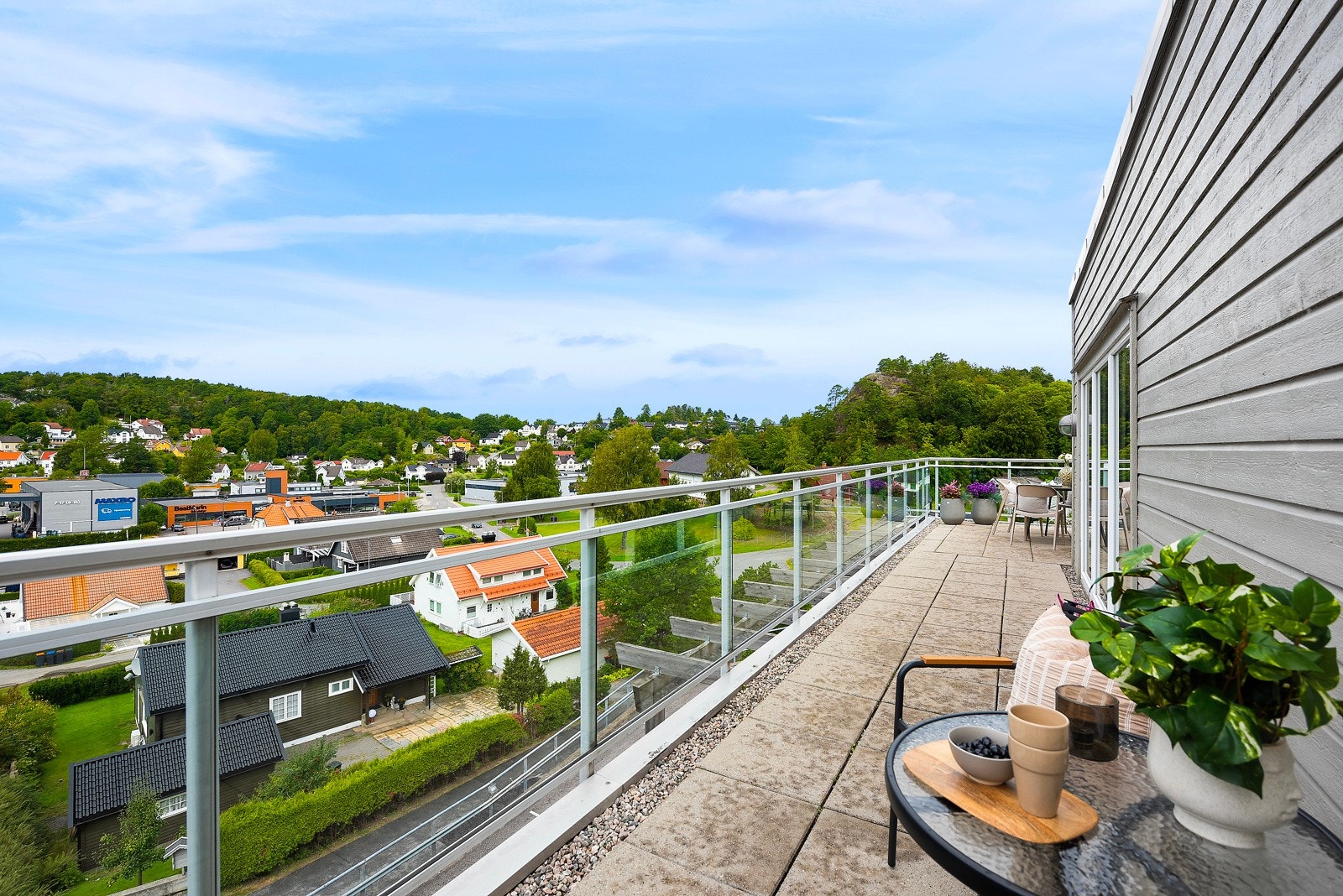 Balkongen omkranser leiligheten og har nydelige sol- og utsiktsforhold Galleribilde