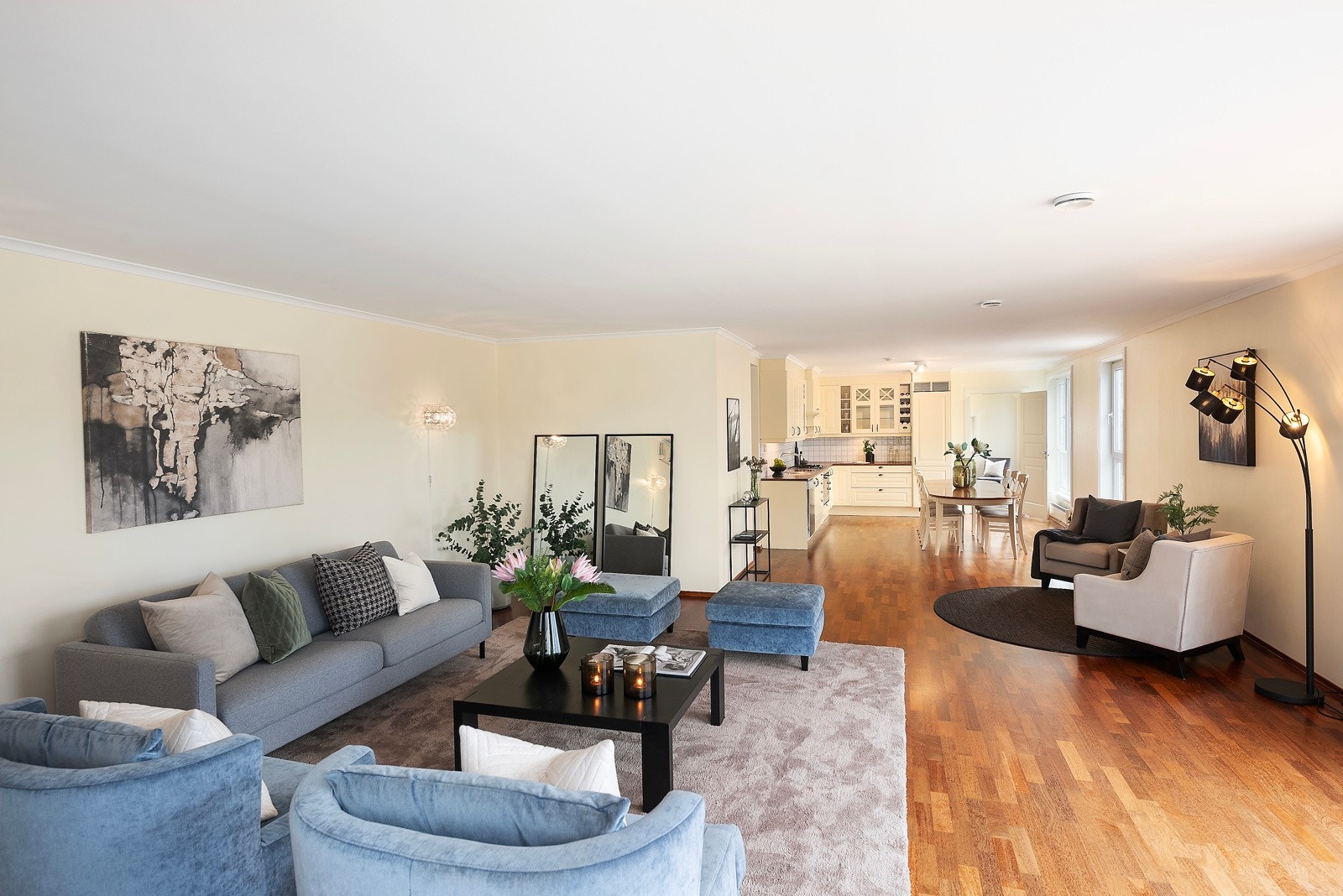 Åpen løsning mellom stue, spisestue og kjøkken Galleribilde