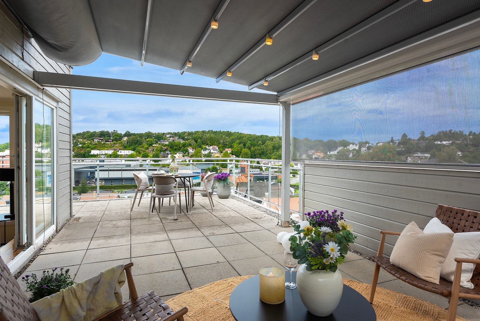 Motorisert solskjerming på balkong. Gassopplegg til grill/varme Galleribilde