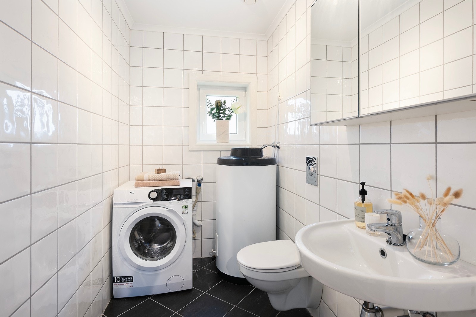 Meget praktisk vaskerom/toalettrom Galleribilde