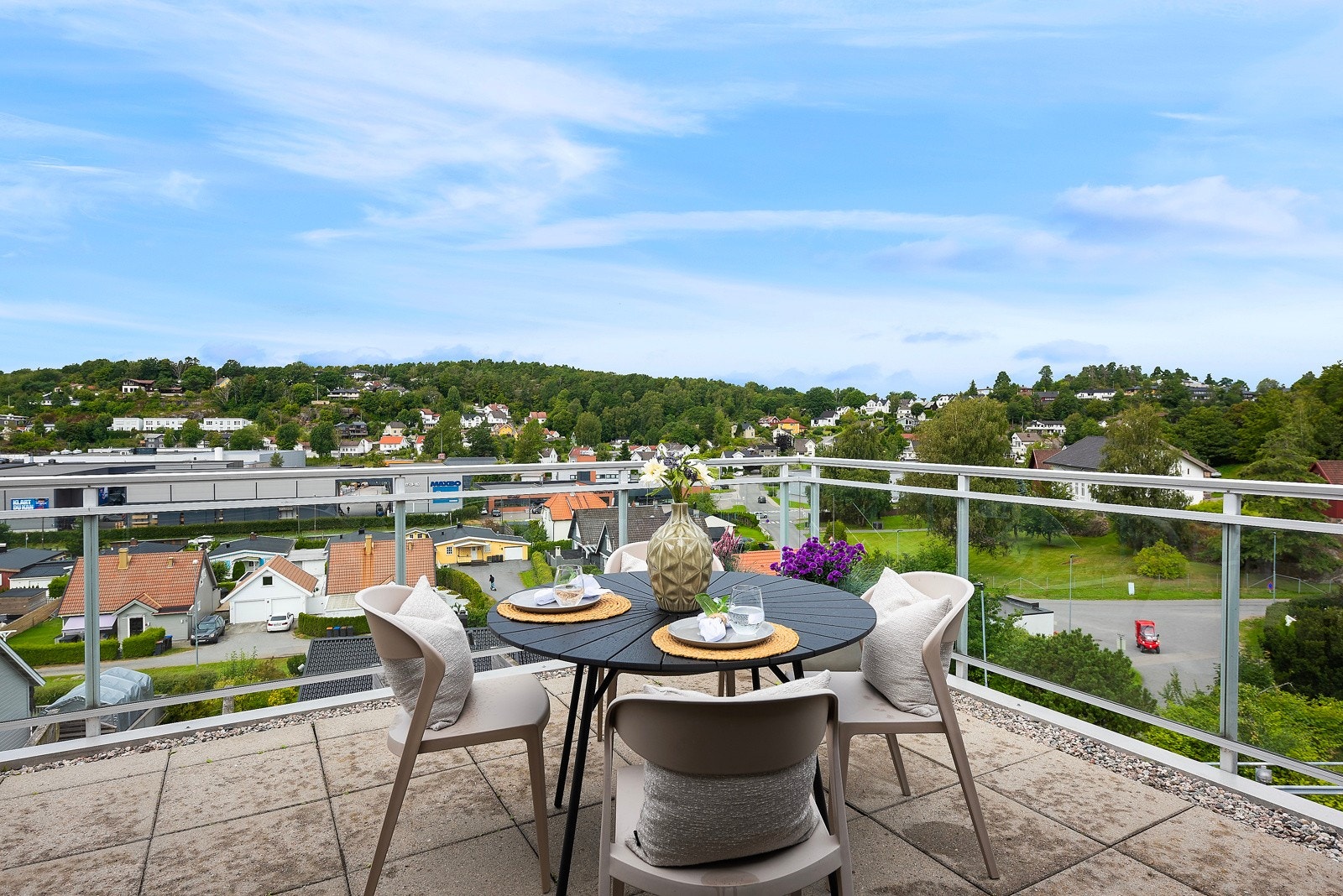 Eie ønsker velkommen til Gråtenveien 6A. Fantastisk vestvendt panorama Galleribilde