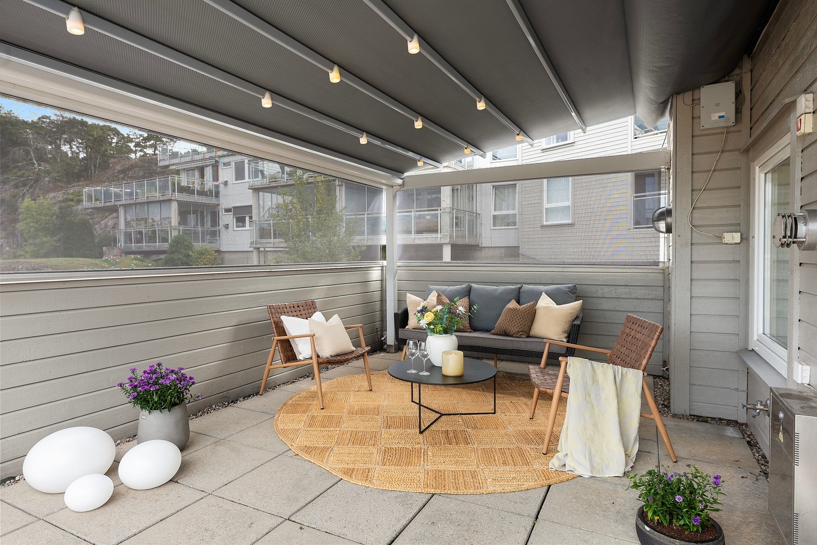 Her hygger man seg under tak, nydelig belysning på lange sommerkvelder Galleribilde