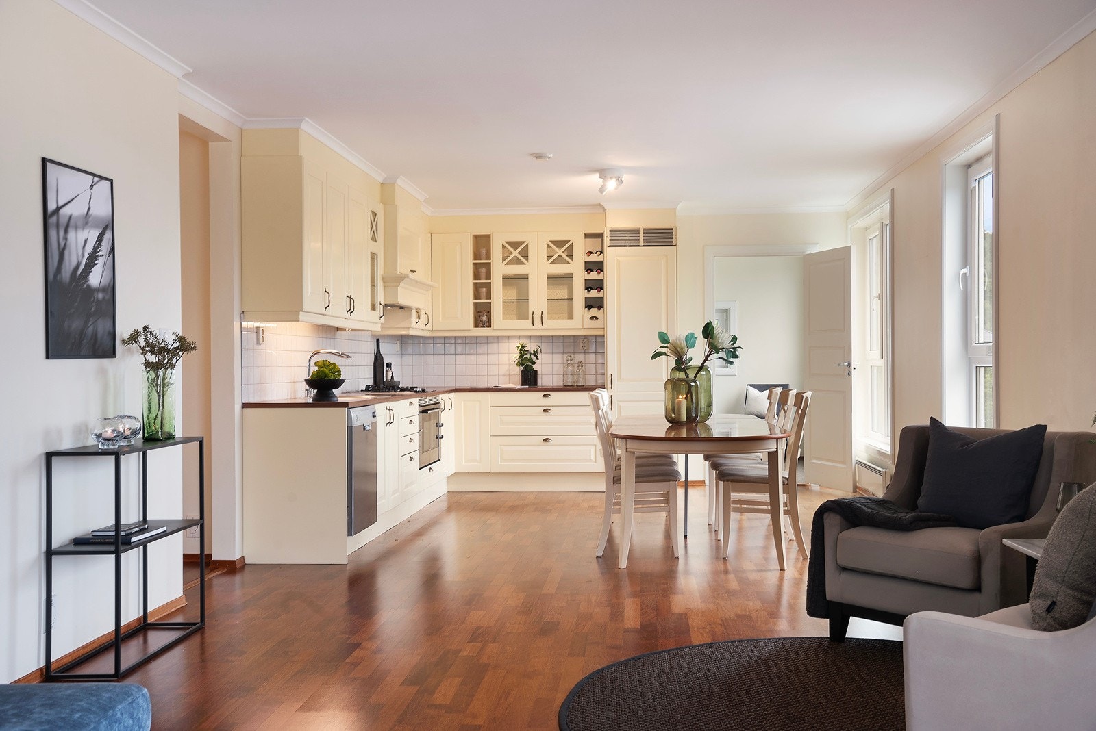 Flott kjøkken med alt integrert, vannopplegg til amerikans kjøleskap Galleribilde