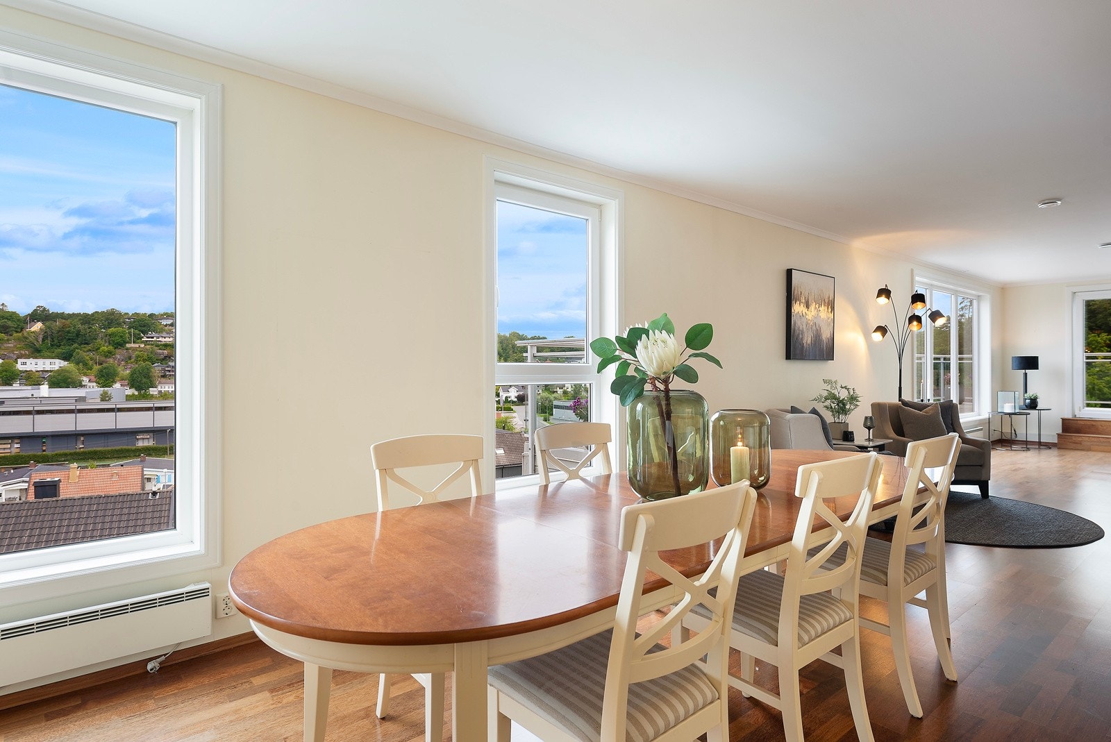 Høye vinduer hele veien gir masse godt lys Galleribilde