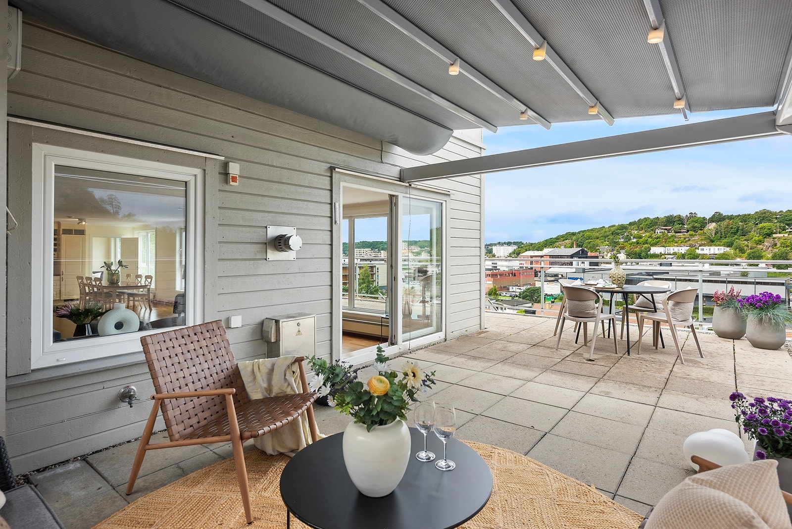 Med utgang fra stuen går man rett under tak til en sommerstue Galleribilde