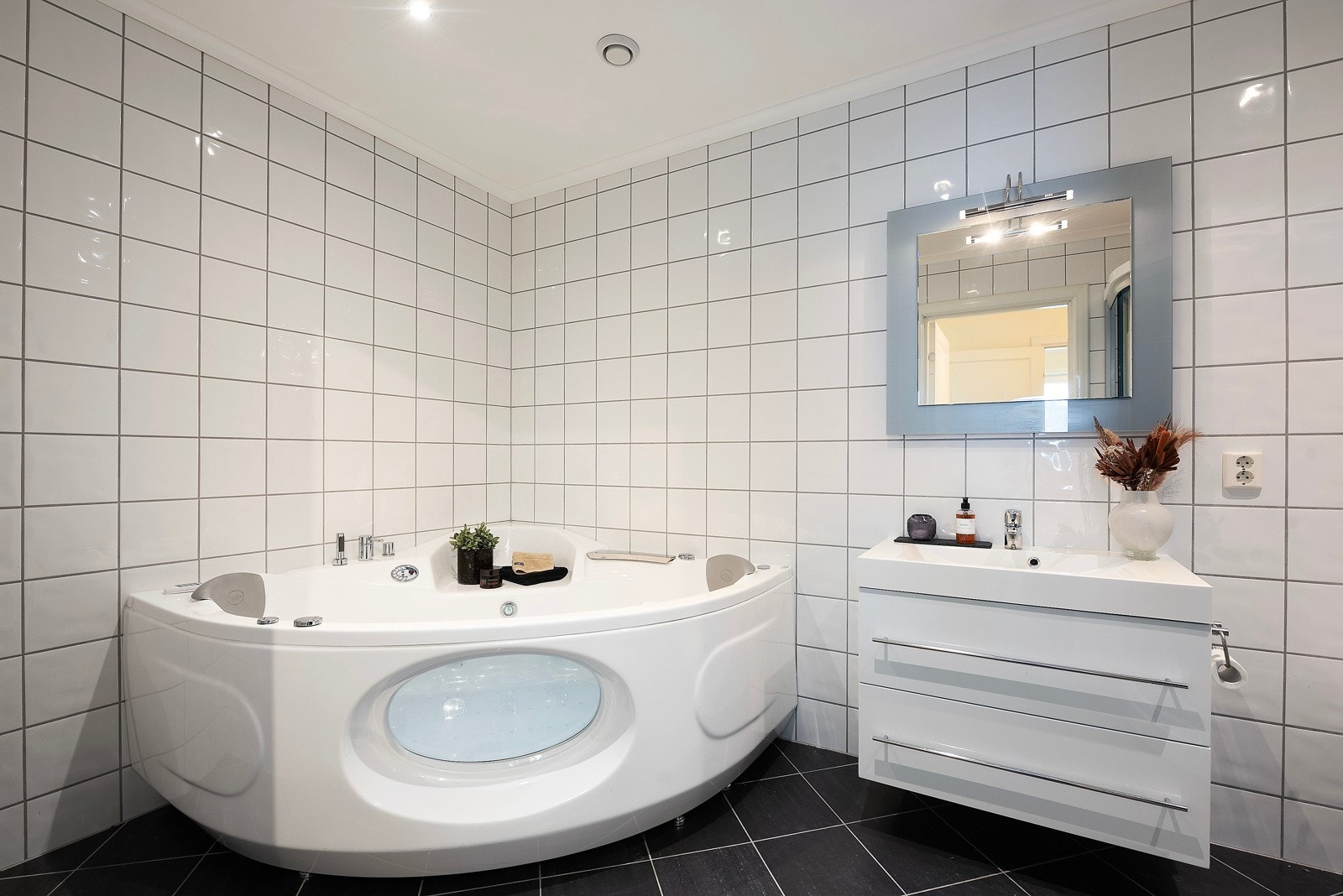 Delikat, stort bad med boblebad..... Galleribilde