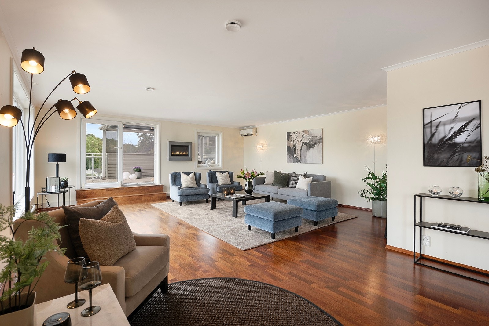 God plass til flere sittegrupper Galleribilde