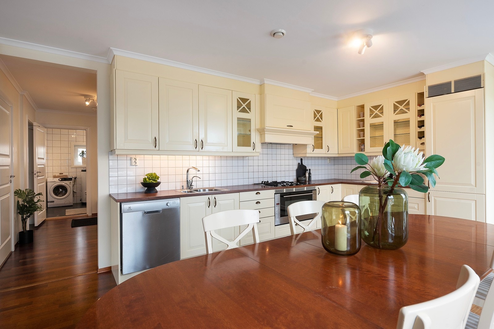 Kjøkken og plass til stor spisestue Galleribilde