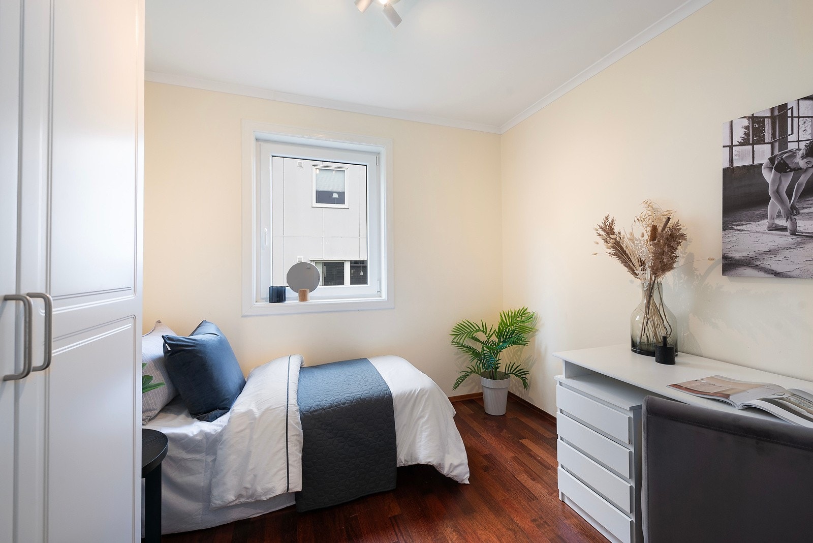 Soverom nr 2 med garderobeskap Galleribilde