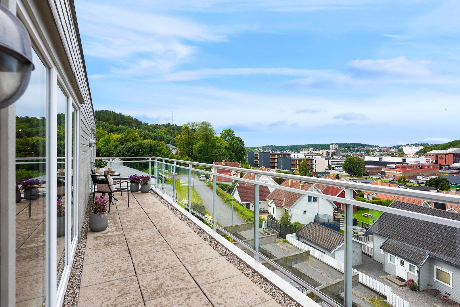 Her sitter man usjenert og nyter sol og utsikt Galleribilde