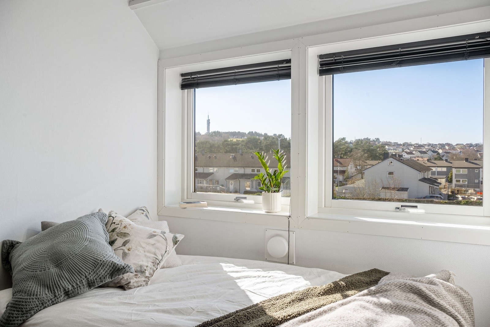 Soverom nr. 2 i 2. etasje - Her ser man mot Ullandhaugstårnet også Galleribilde