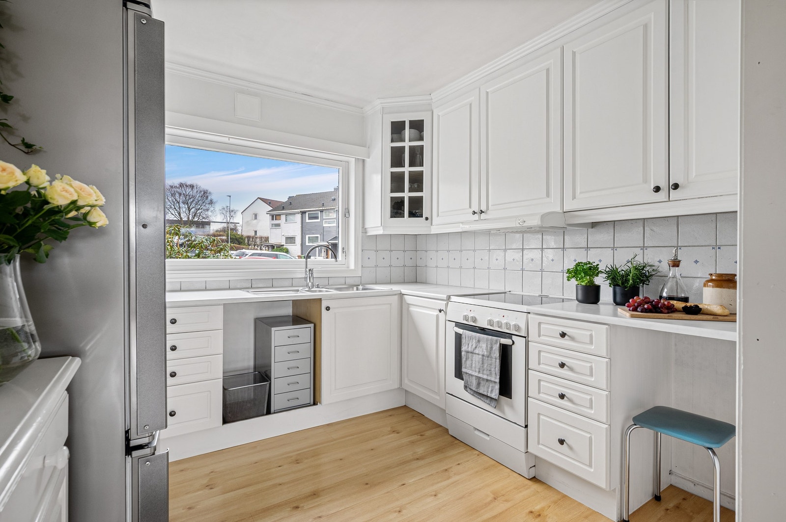 Det er godt med både skap-, skuffe- og benkeplass her Galleribilde