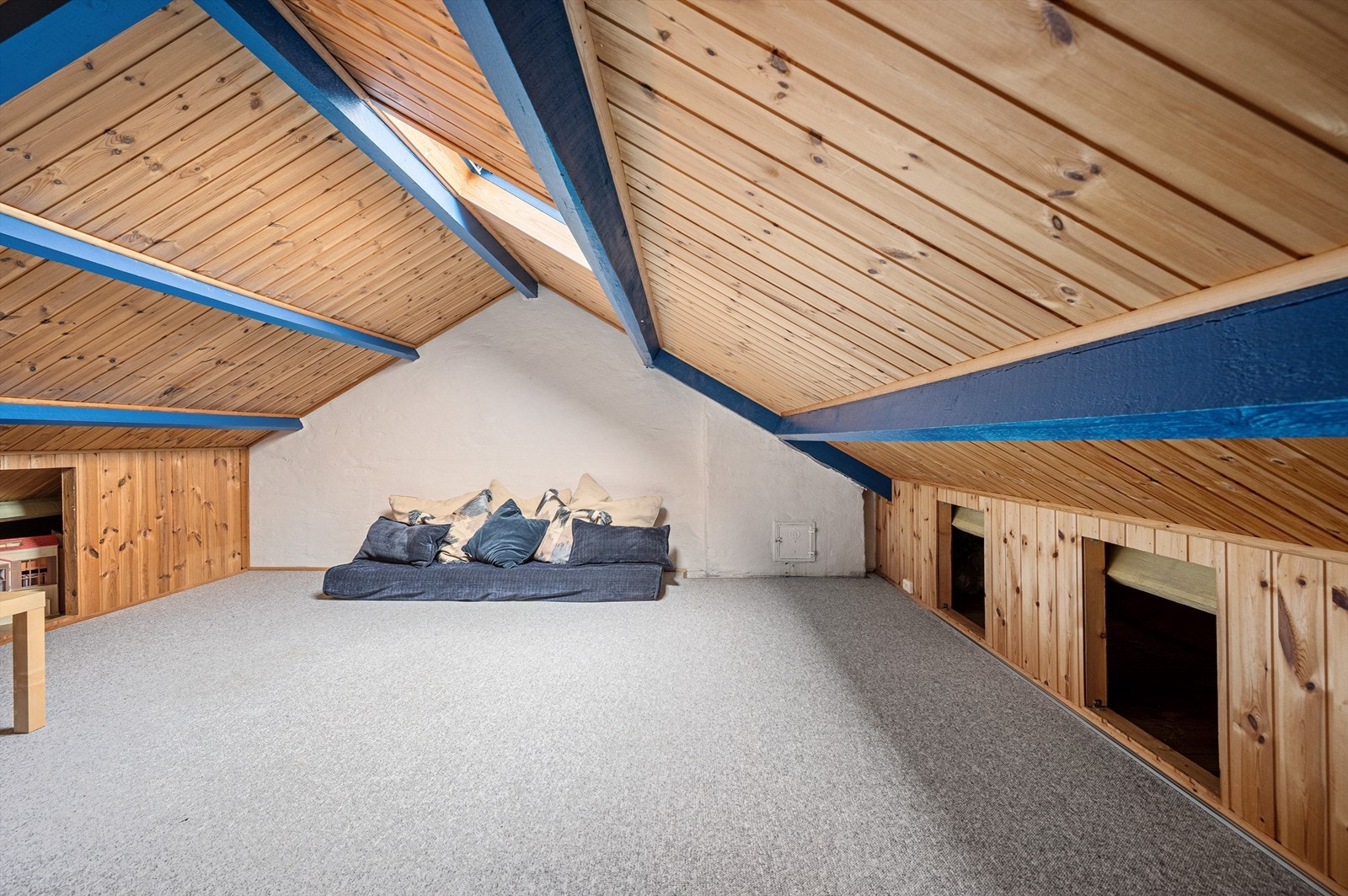 På loftet er det riktig god lagringsplass. Galleribilde