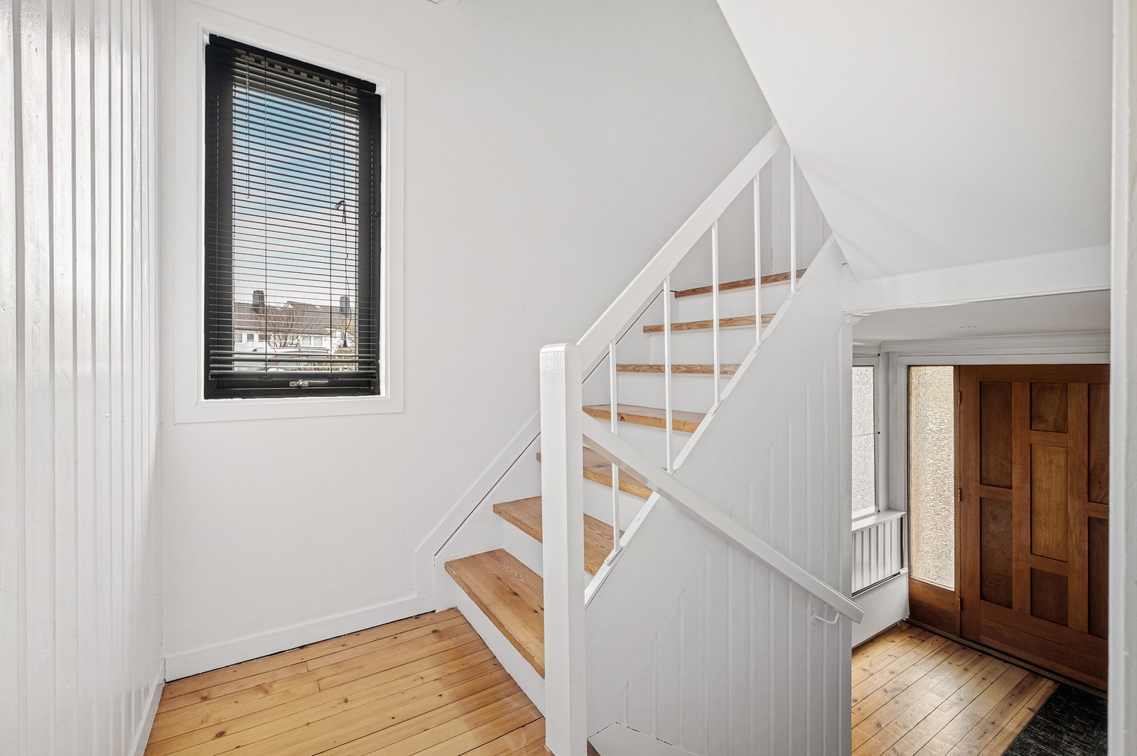 Trappen fra 1. etasje fører opp til et halvplan med bad Galleribilde