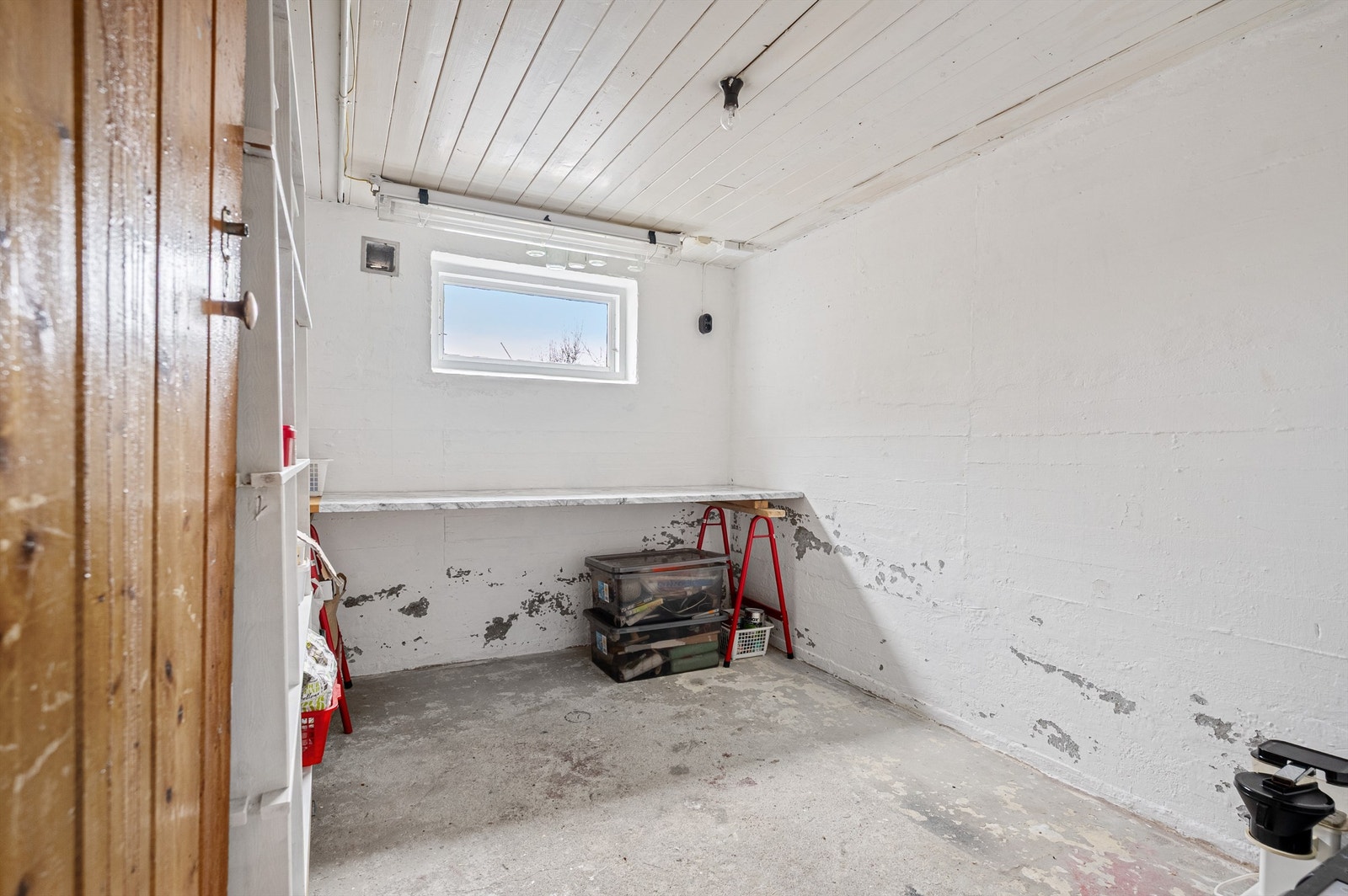 En av flere boder i kjelleren Galleribilde