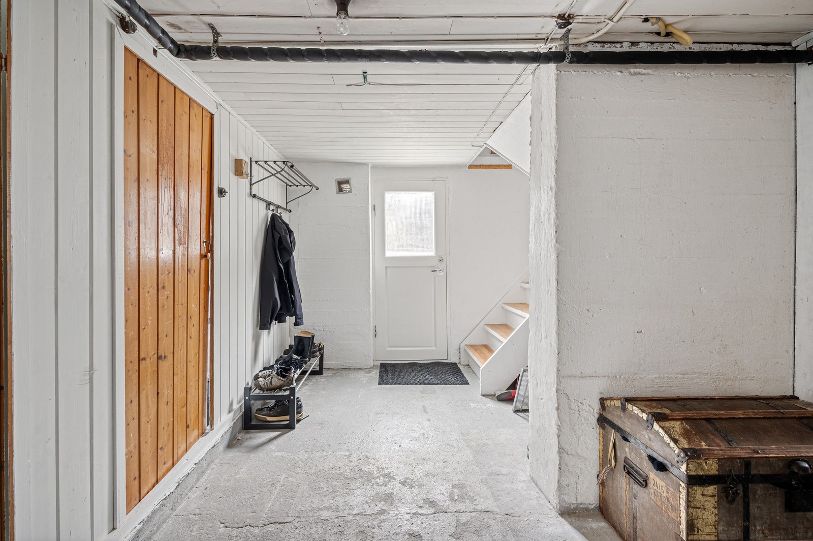 Kjelleren er riktig innholdsrik med flere boder og utgang Galleribilde