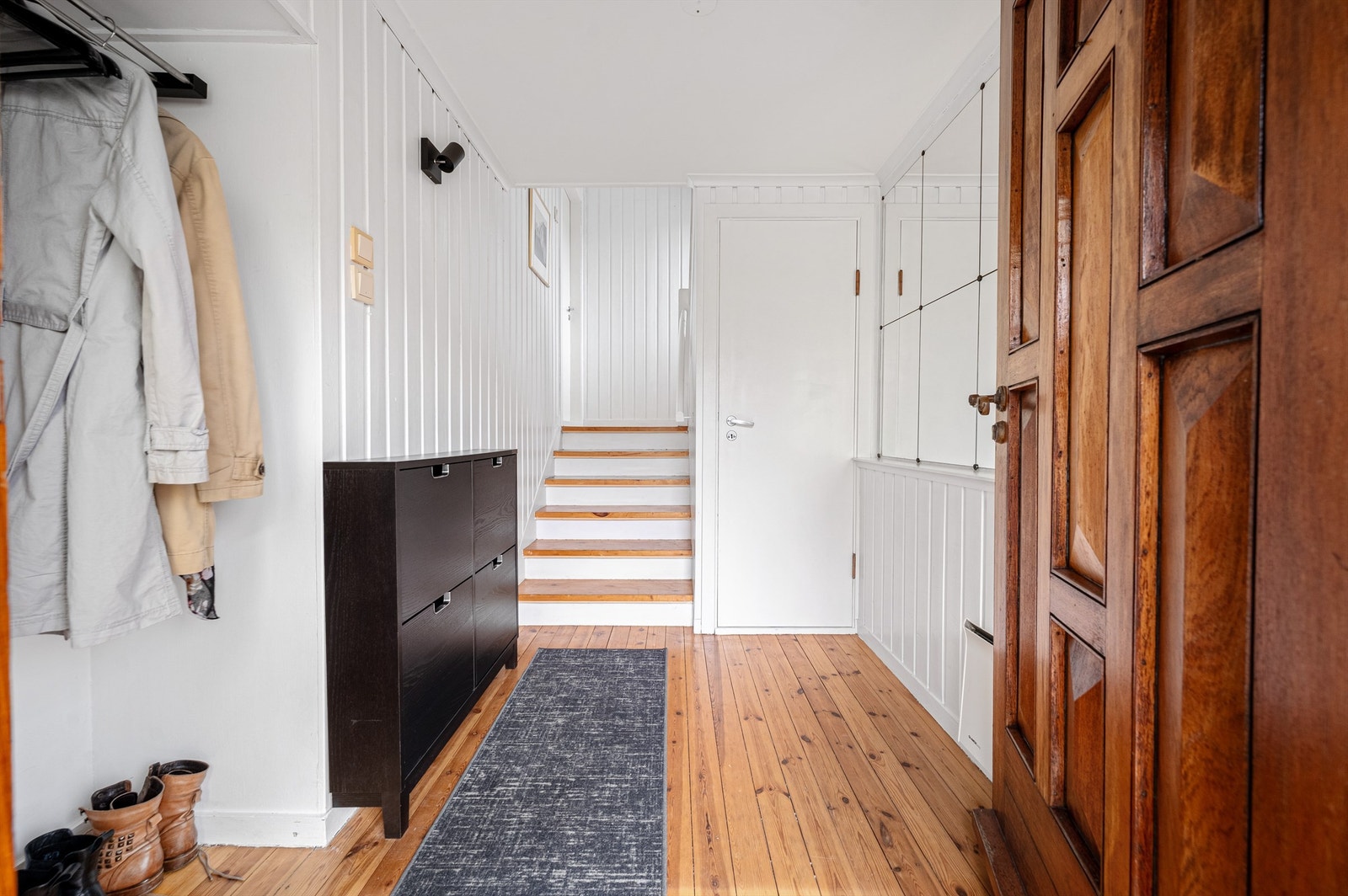 Inngangspartiet ligger som et eget halvplan. Døren fører ned til kjelleren og trappen opp til stuen. Galleribilde