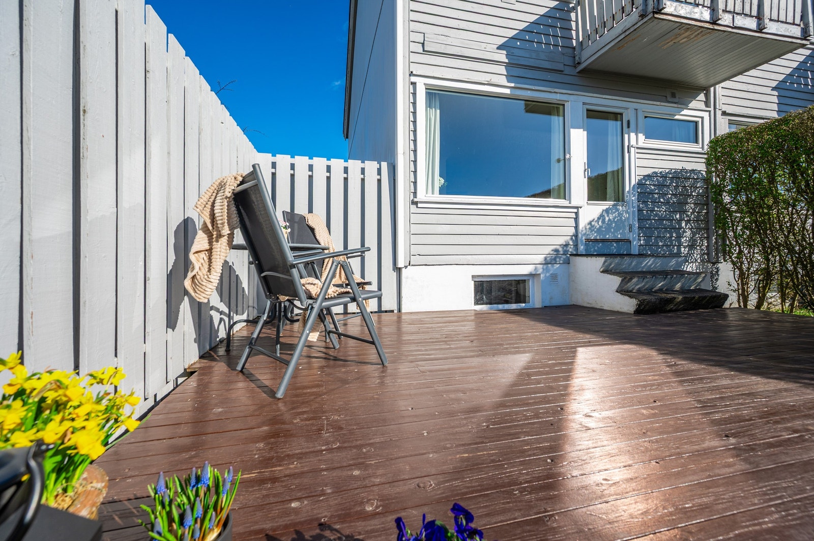 På den vestevendte terrassen kan man sole seg usjenert til solen går ned Galleribilde