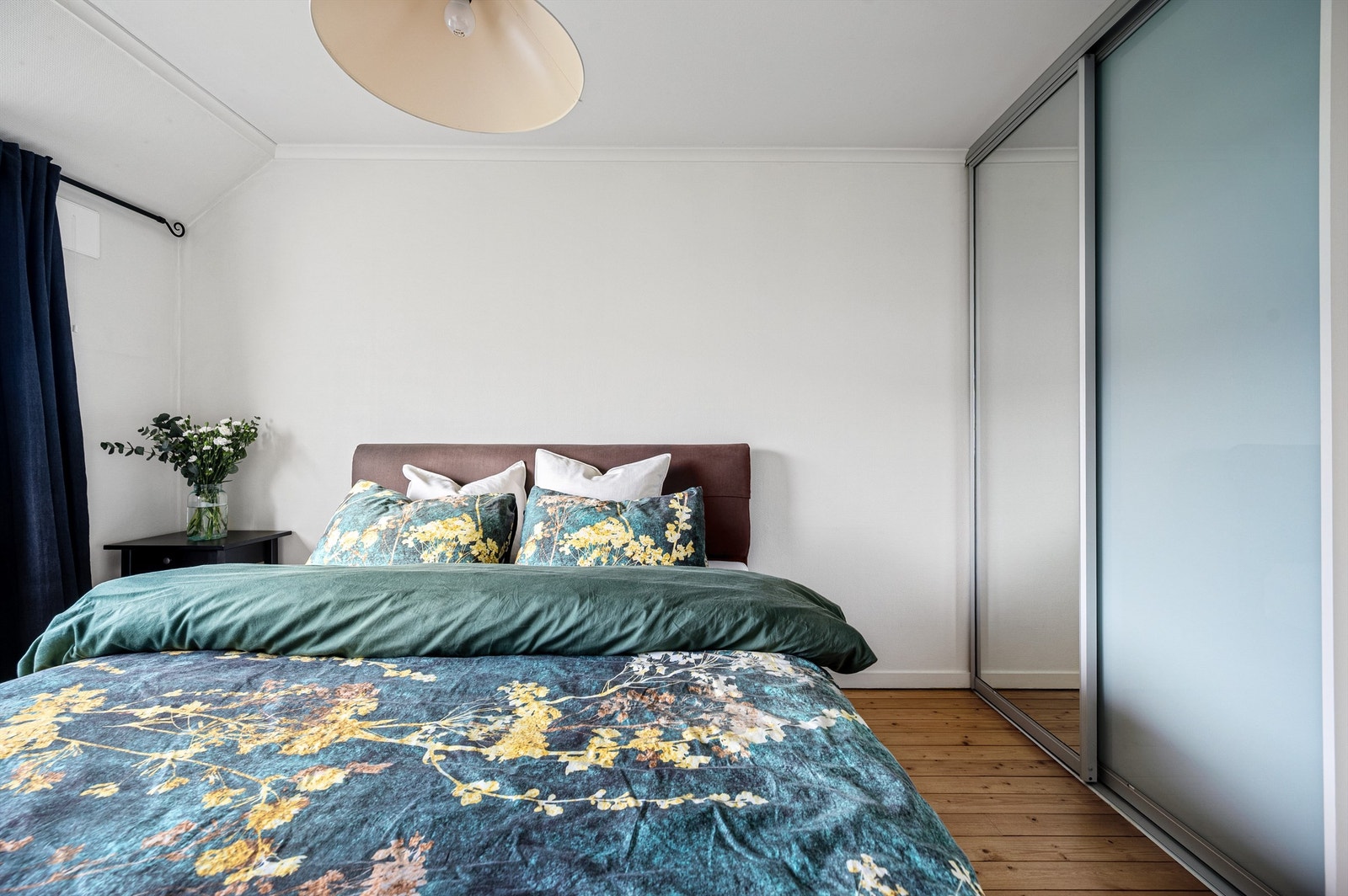 Hovedsoverommet har skyvedørsgarderobe med speildør Galleribilde