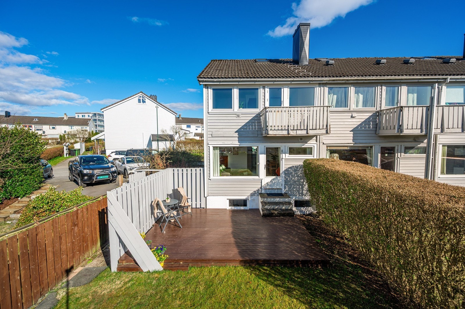 En riktig god solkrok med lite innsyn - Huset har fått ny pipehatt Galleribilde