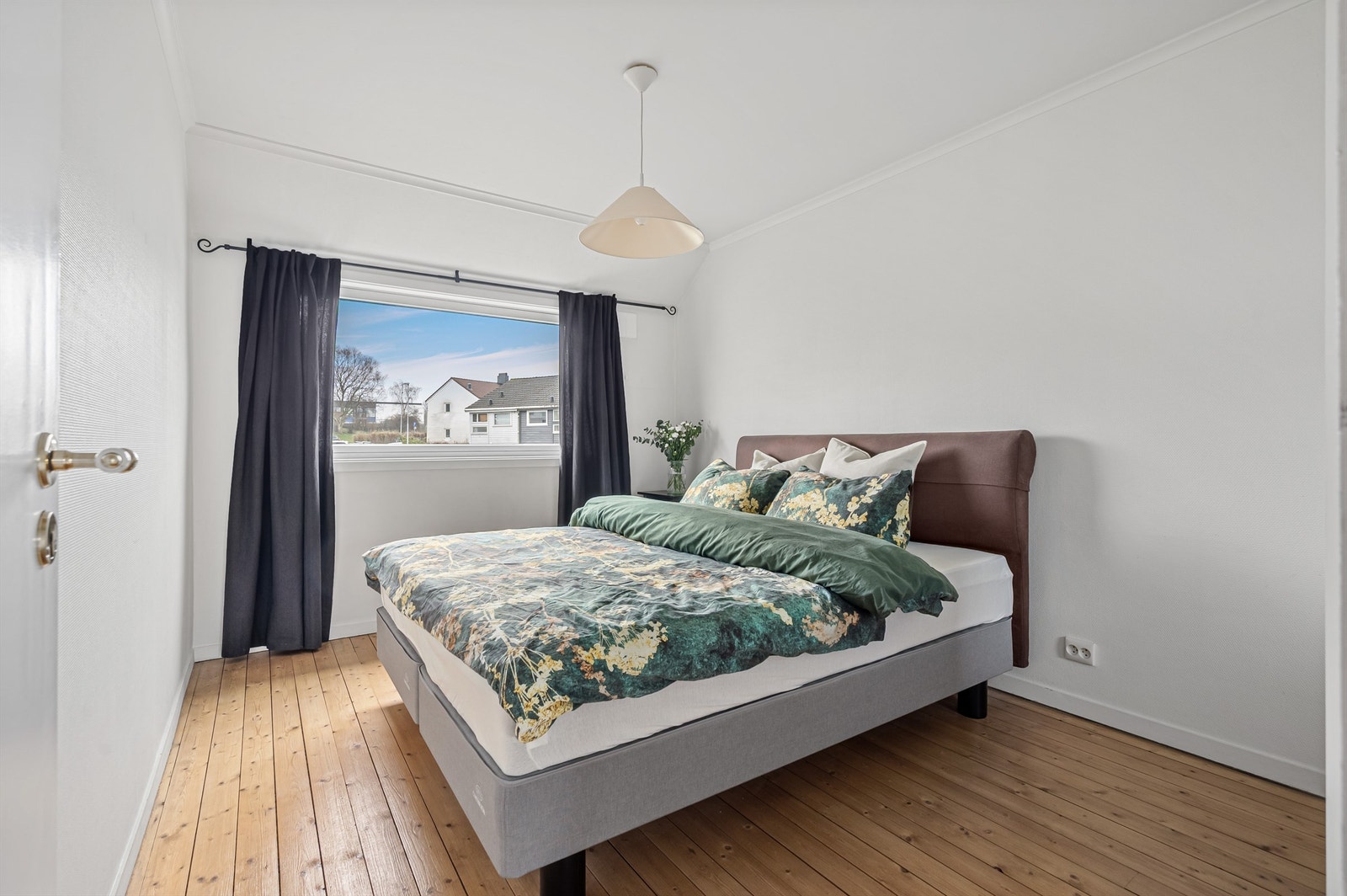 Hovedsoverommet vender mot øst, hvilket gjør det svalt og godt på sommeren Galleribilde