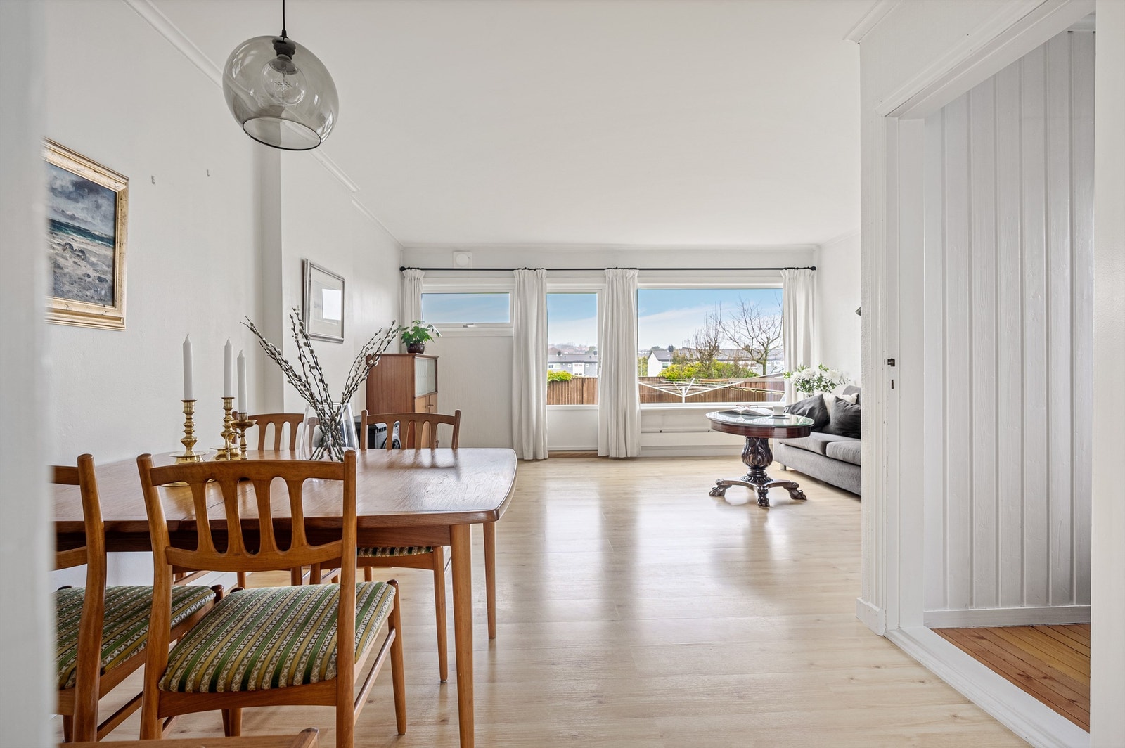 I stuen er det store vindusflater mot den vestvendte terrassen og hagen Galleribilde