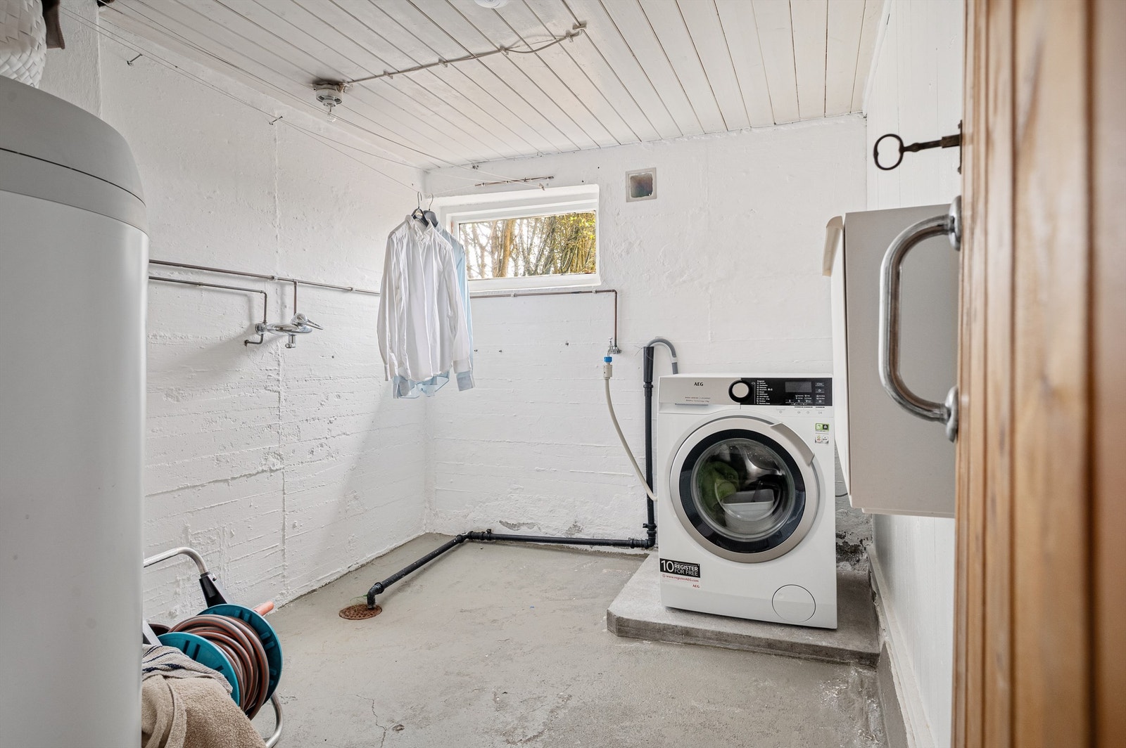 Rommelig vaskerom i kjelleren. Galleribilde