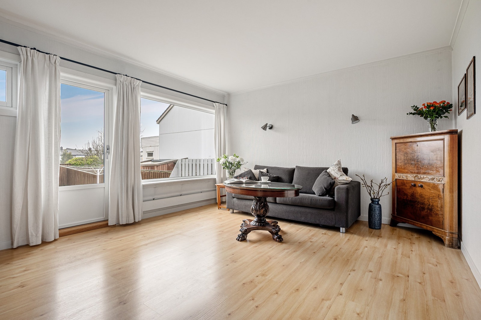 Det er selvsagt dør fra stuen og ut til terrassen/hagen Galleribilde