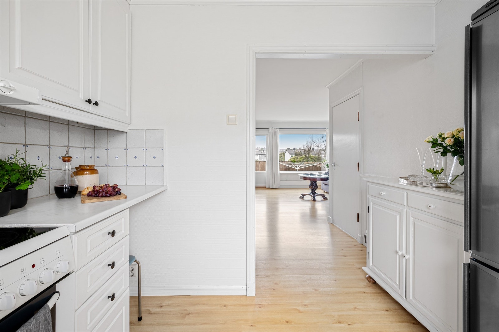 Kjøkkenet skilles naturlig fra stuen med halvvegg Galleribilde