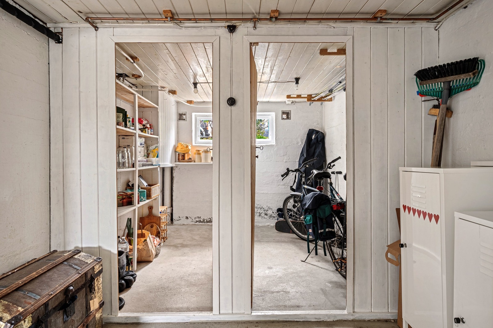 Kjelleren oppleves som lys, rommelig og praktisk, med mange muligheter. Galleribilde