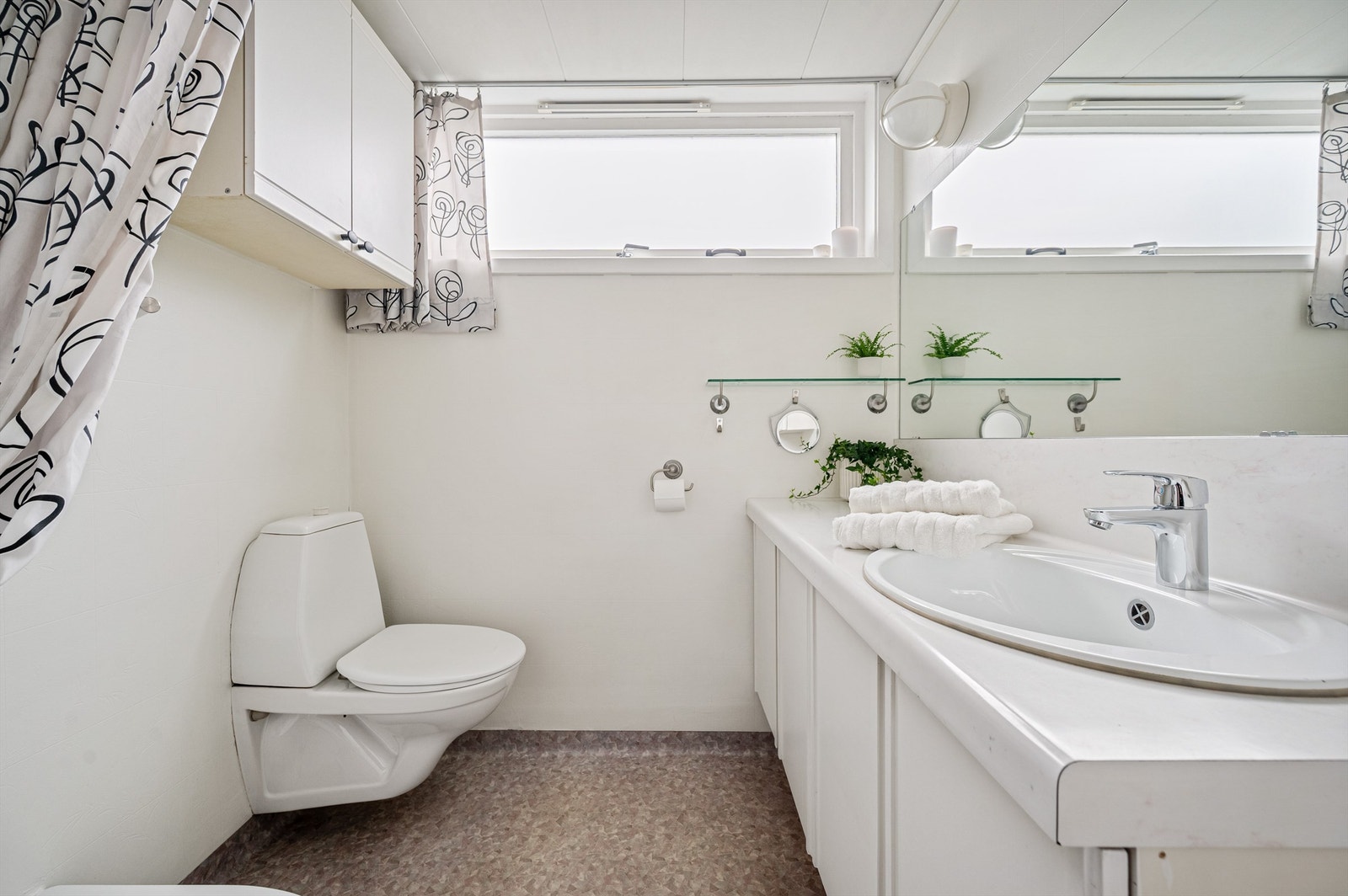 Badet er funksjonelt og greit med vegghengt toalett og dusj Galleribilde