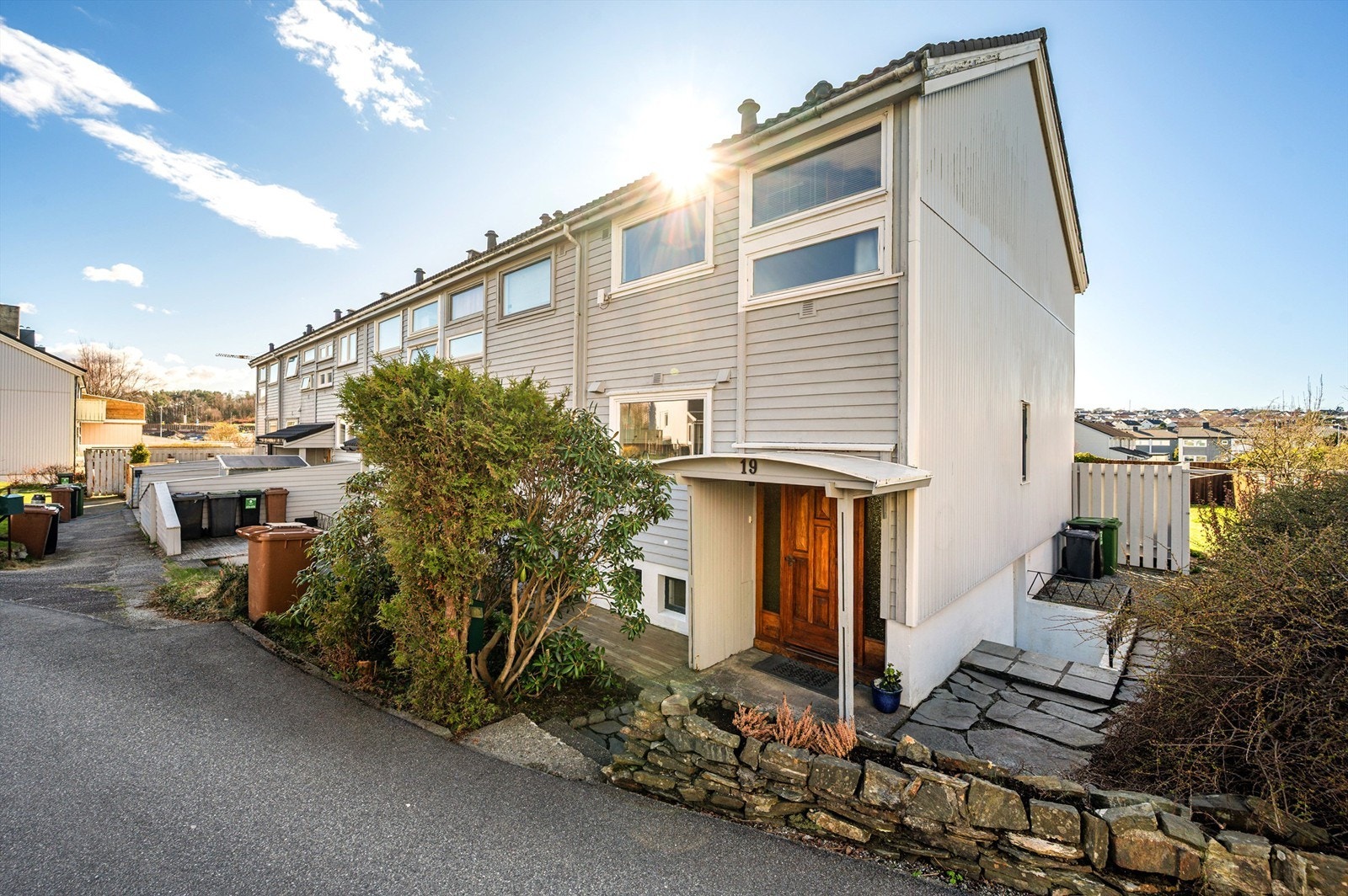 Enderekkehuset strekker seg over 3 plan + loft - Parkering rett over gaten Galleribilde