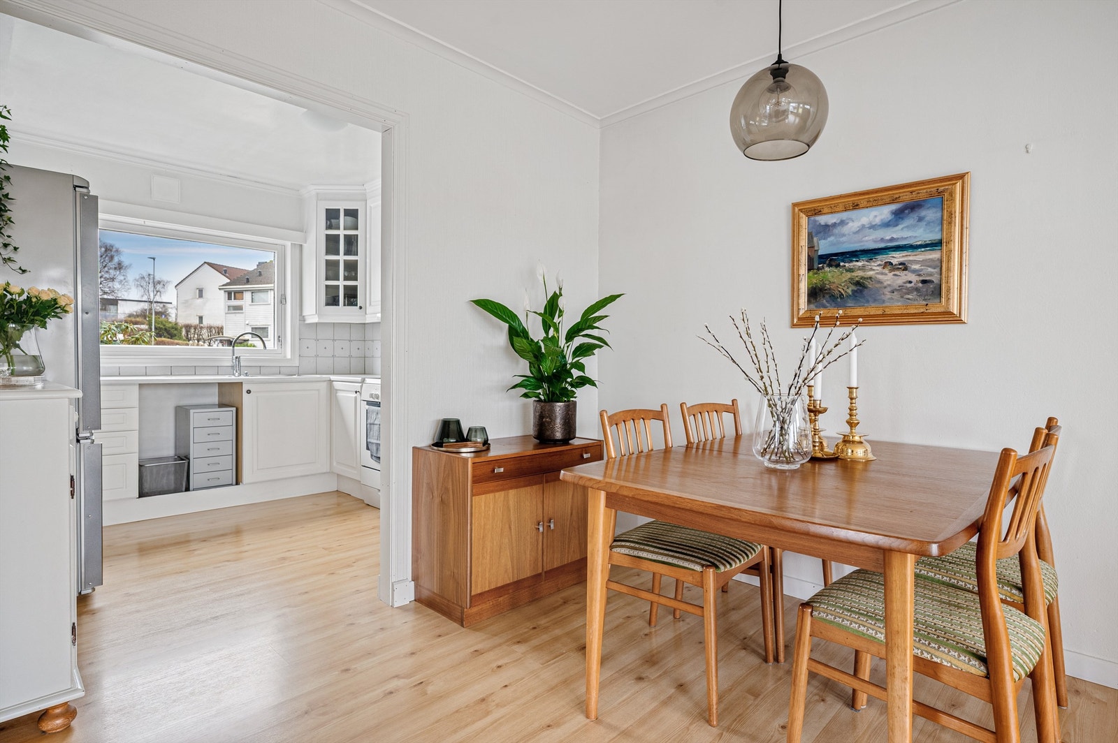 Kjøkkenet er delvis skjermet fra stuen med tilliggende spiseplass for hele familien Galleribilde