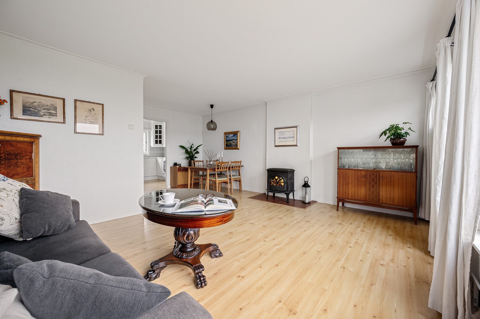 Den rommelige vinkelstuen føles både åpen og lys og har mange møbleringsmuligheter Galleribilde