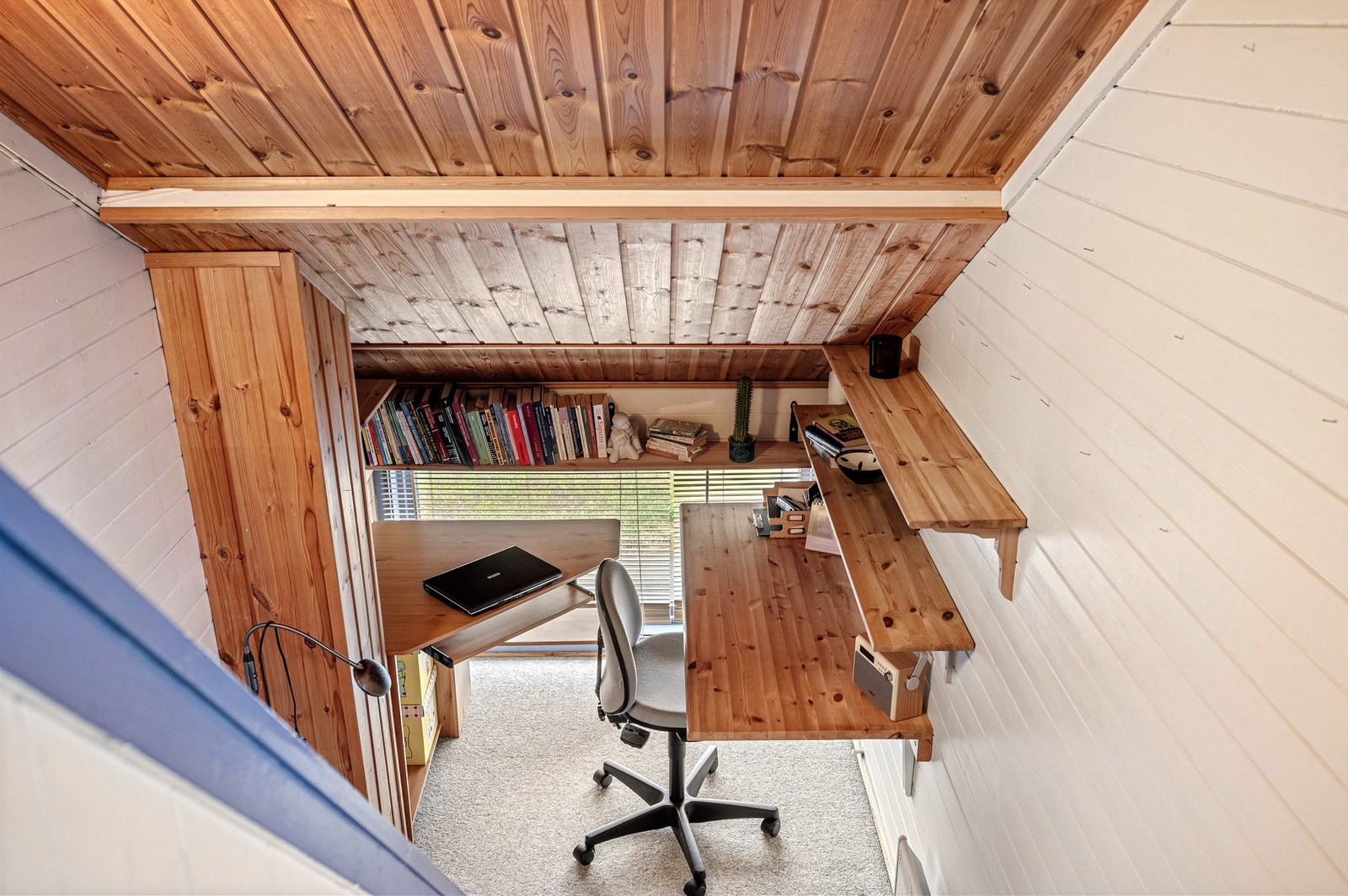 Selger har valgt å bruke trappesatsen mellom 2. etasje og loftet som en koselig kontorkrok. Galleribilde