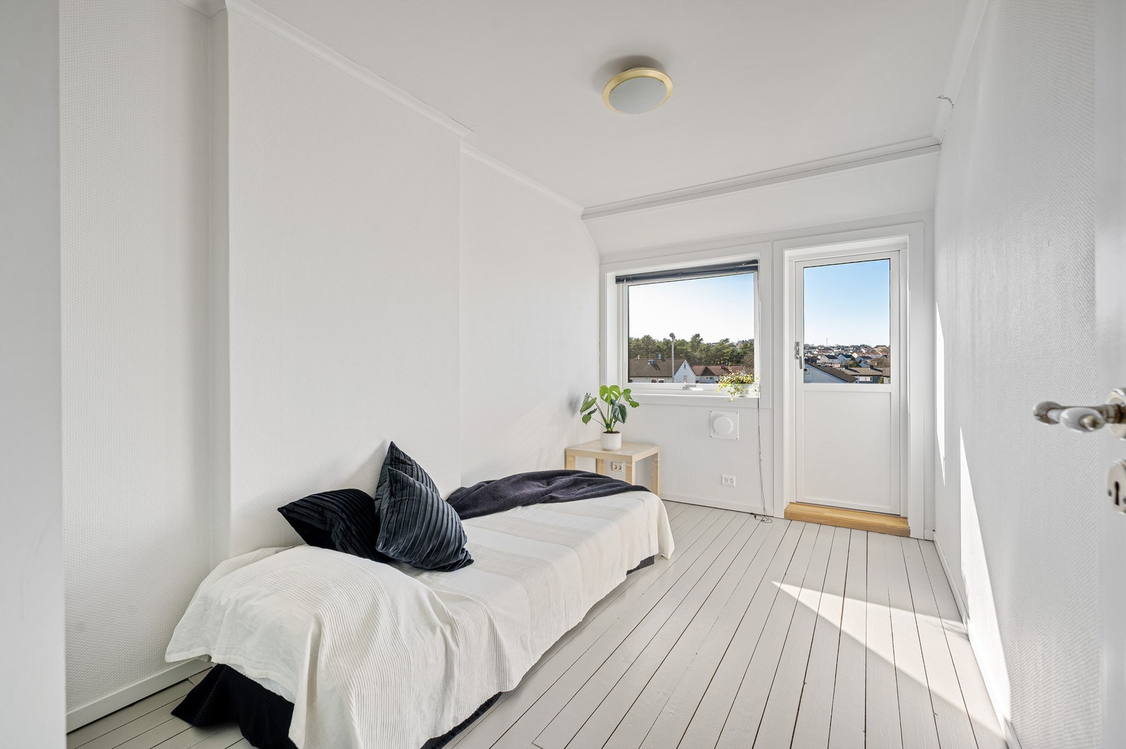 Soverom nr. 3 i 2. etasje har utgang til luftebalkong Galleribilde