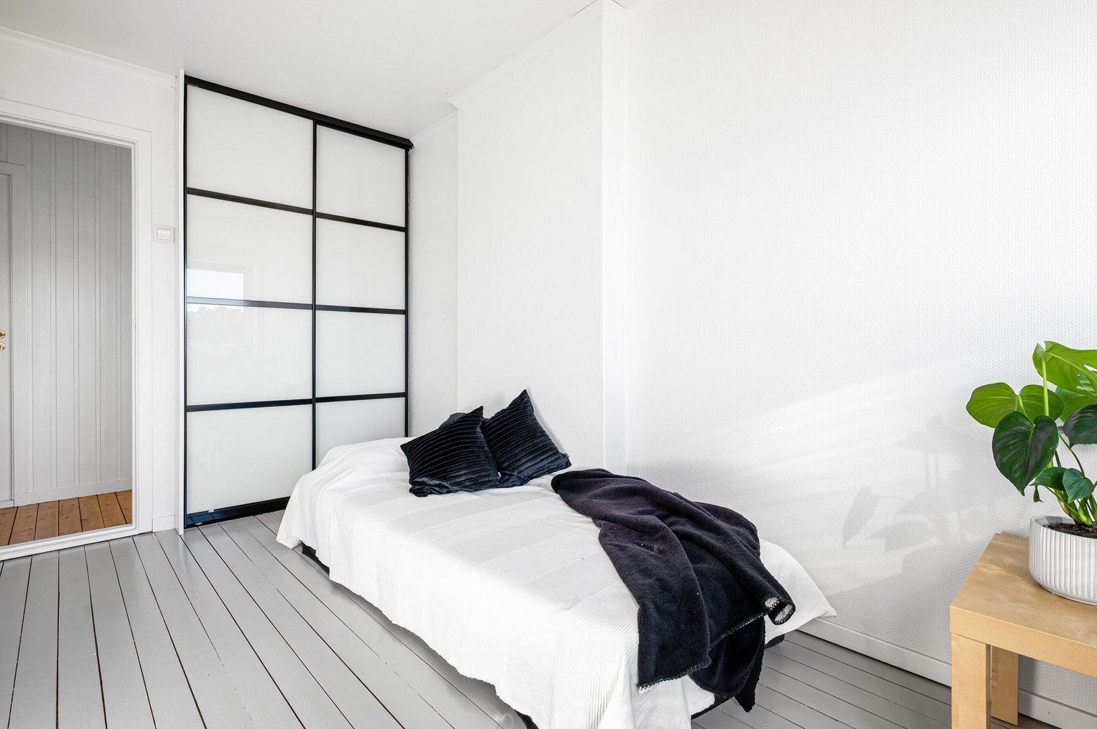 Soverom nr. 3 i 2. etasje har også praktisk skyvedørsgarderobe Galleribilde