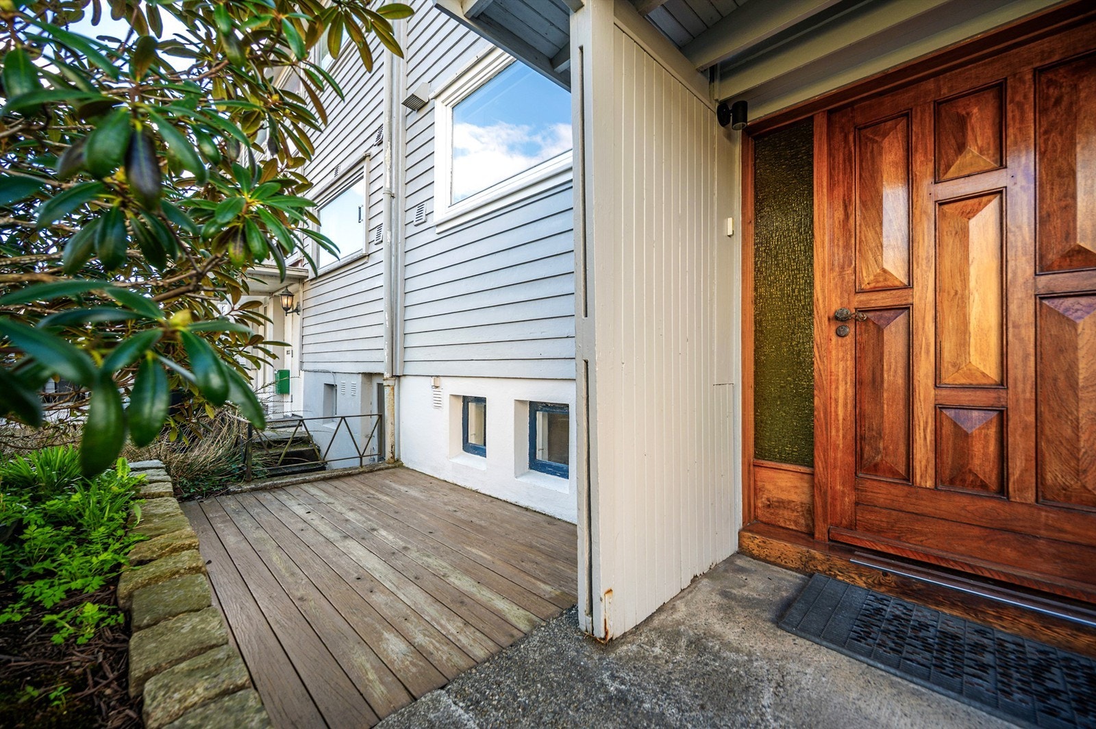 På den lille solplattingen ved inngangspartiet kan morgenkaffen nytes i solen frem til ca. kl. 12.00 Galleribilde