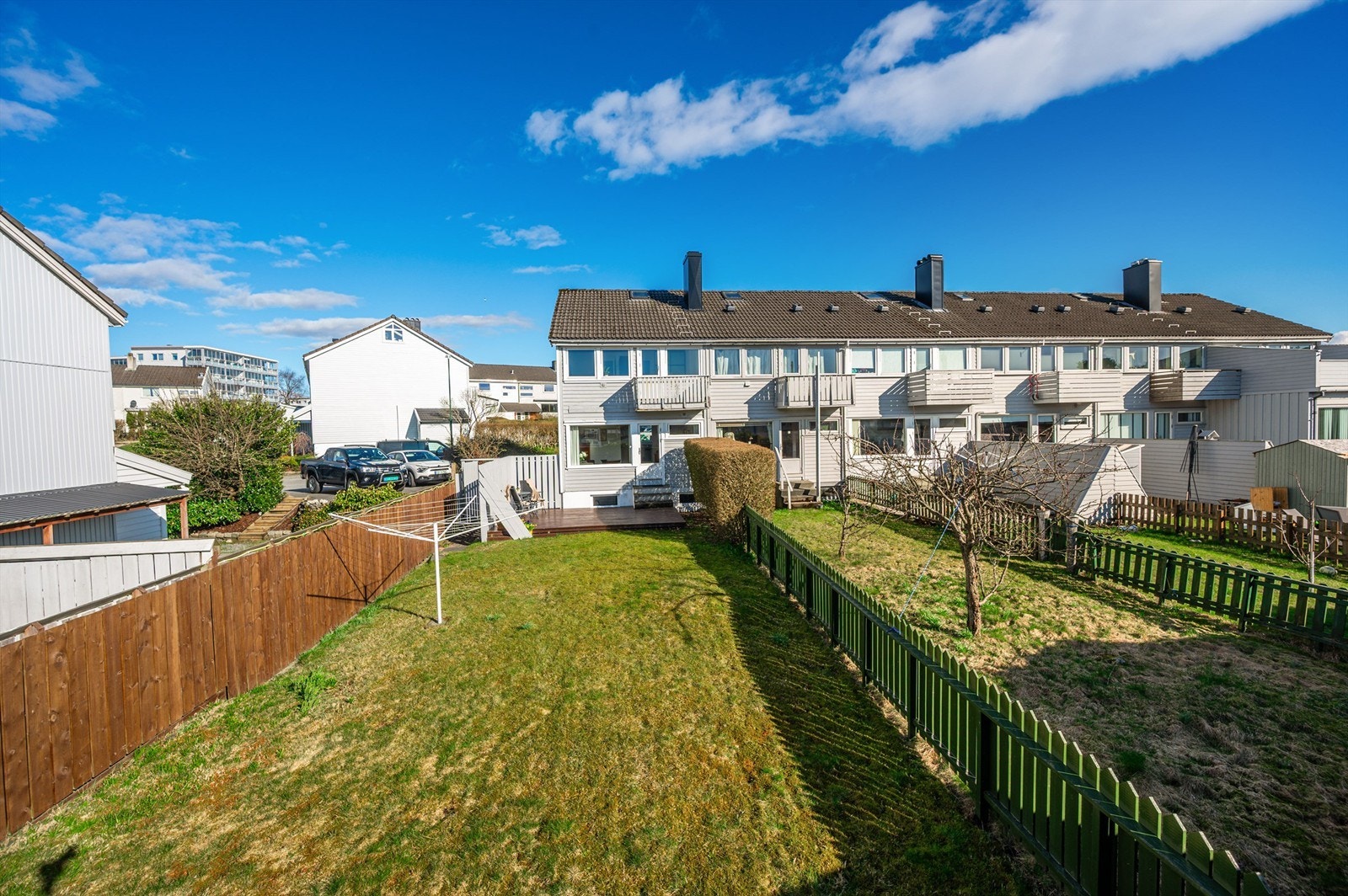 På terrassen og i hagen er det sol fra ca. kl. 12.00 til den går ned Galleribilde