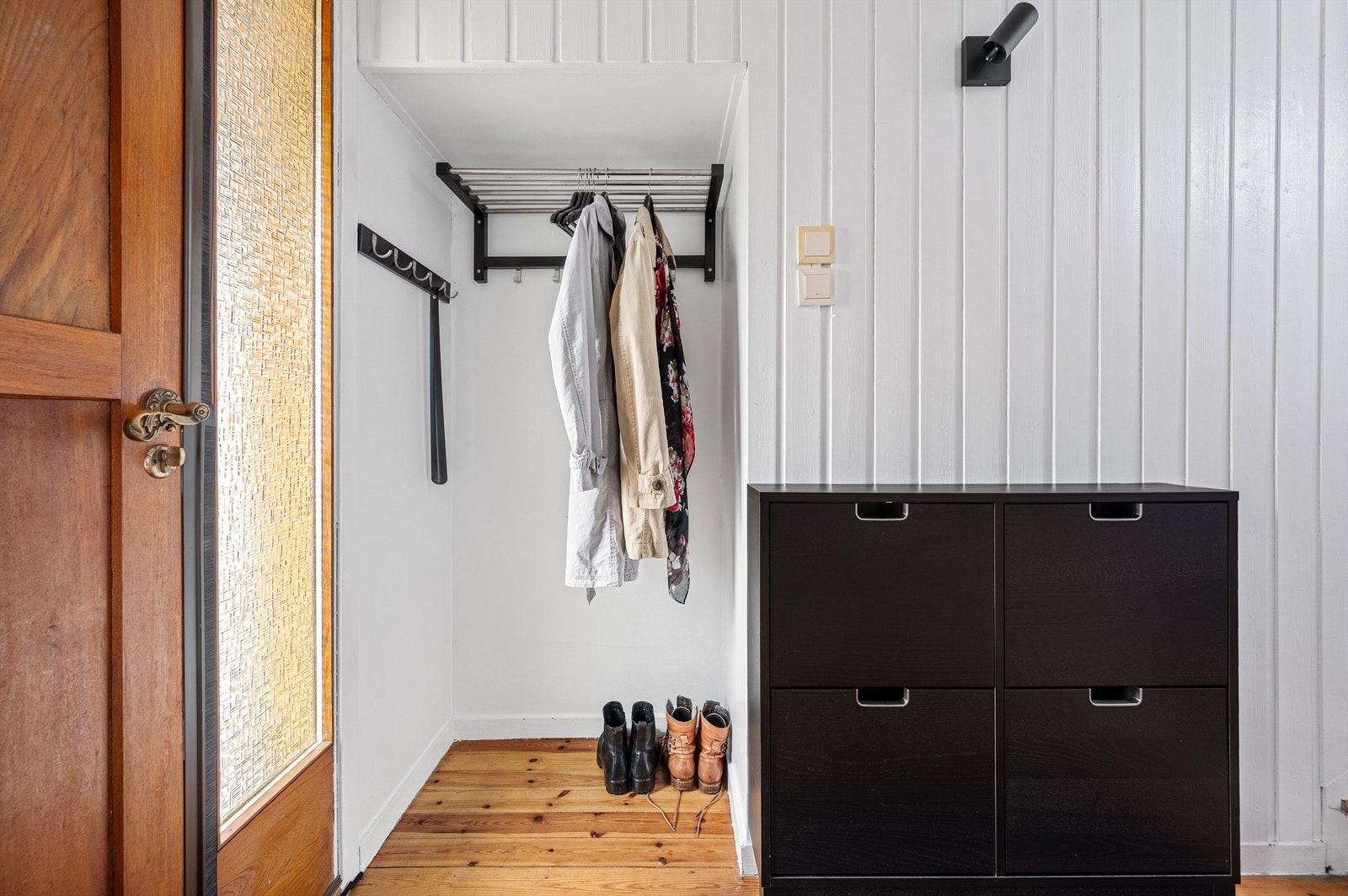 Garderobenisje for yttertøy og sko i gangen Galleribilde