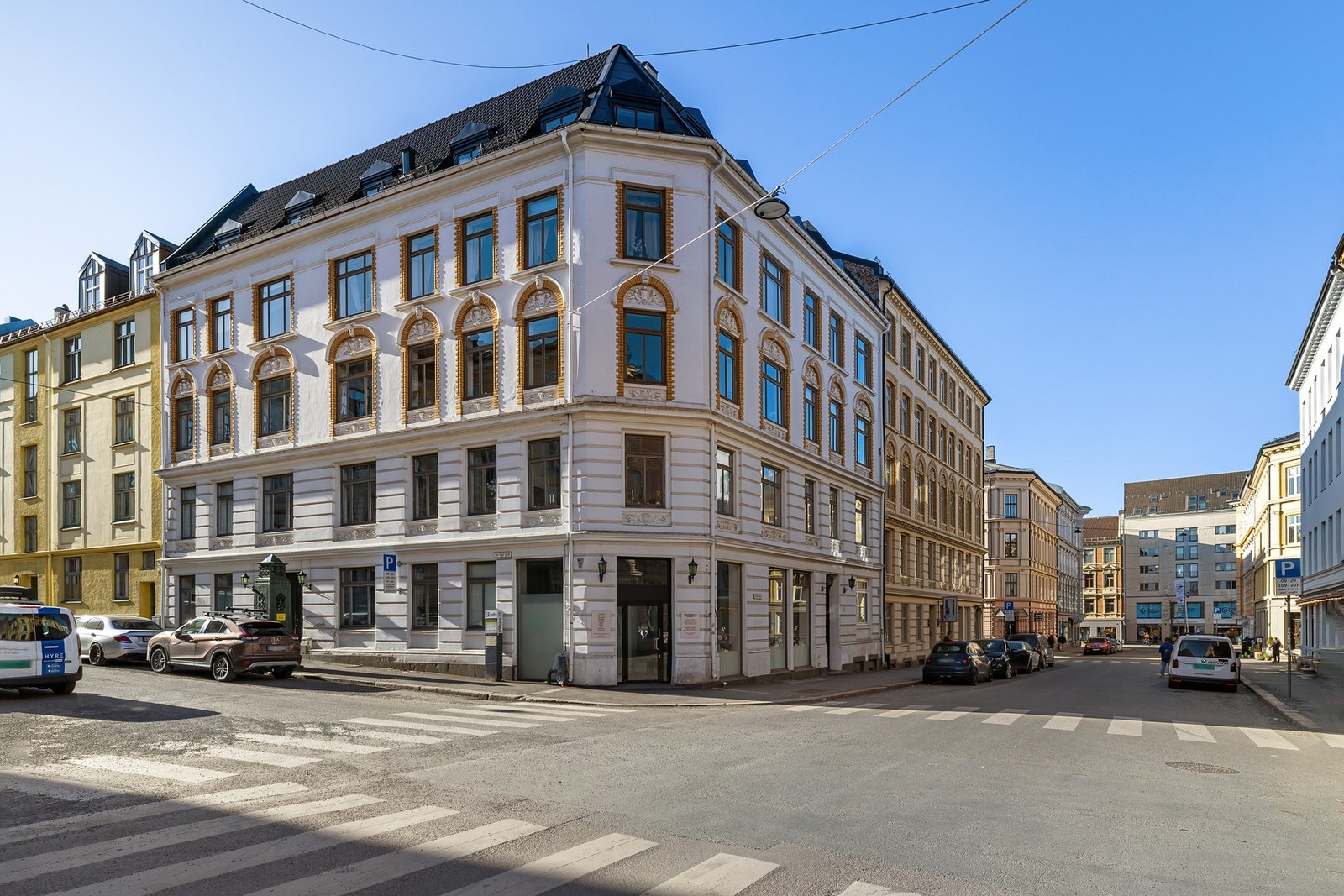 Leiligheten ligger i byggets 3. etasje i en vakker, klassisk bygård fra 1899. Galleribilde