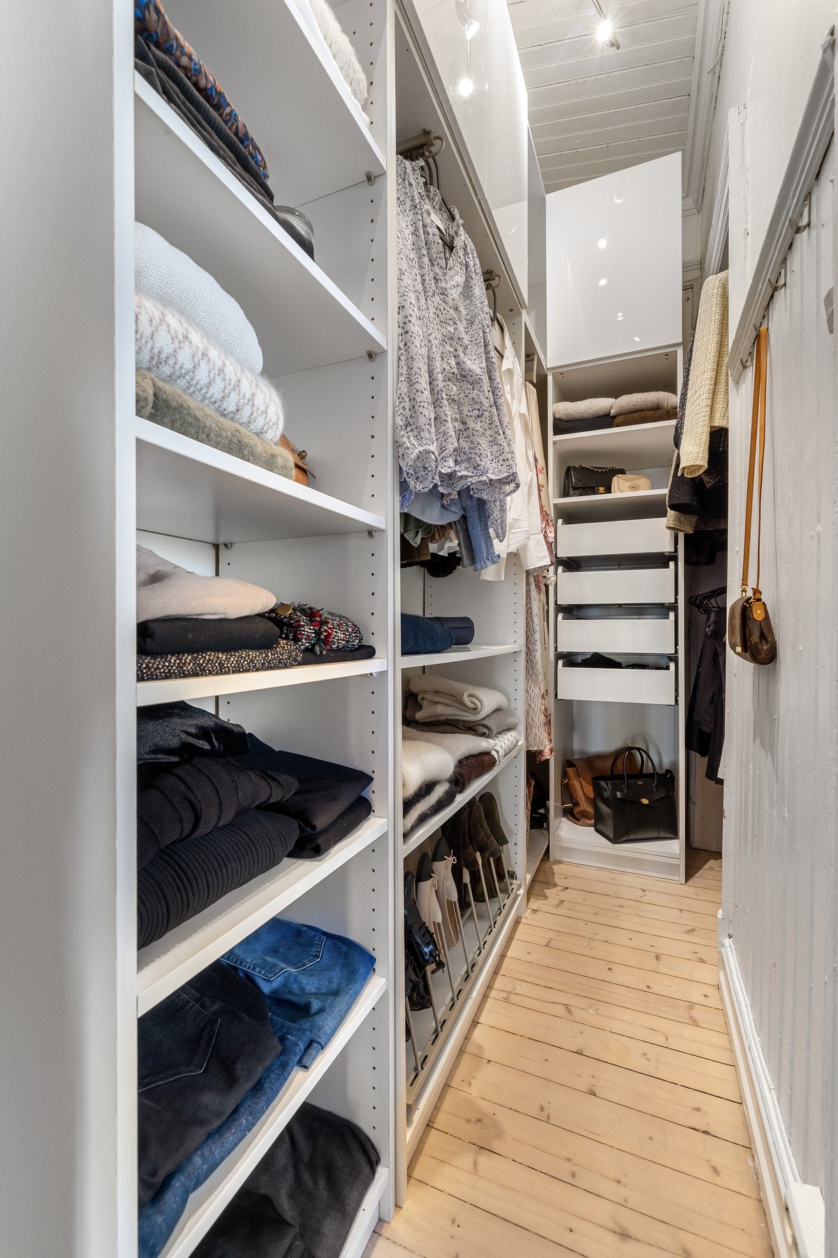 Romslig og meget praktisk walk-in garderobe. Med leiligheten følger også 3 boder. Galleribilde